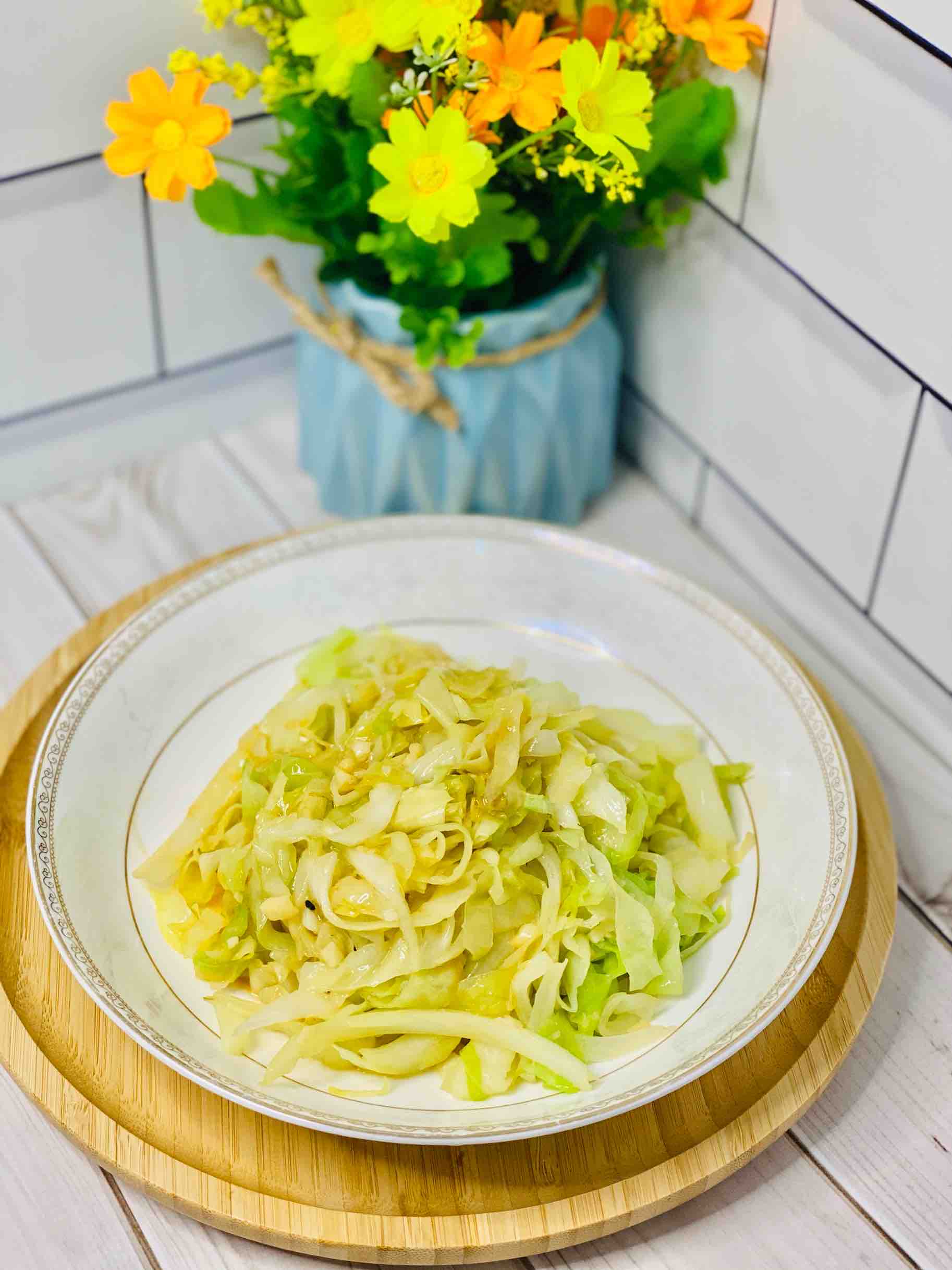 快手家常菜，素炒包菜，加點它，味道特別鮮的做法-家常味炒菜譜