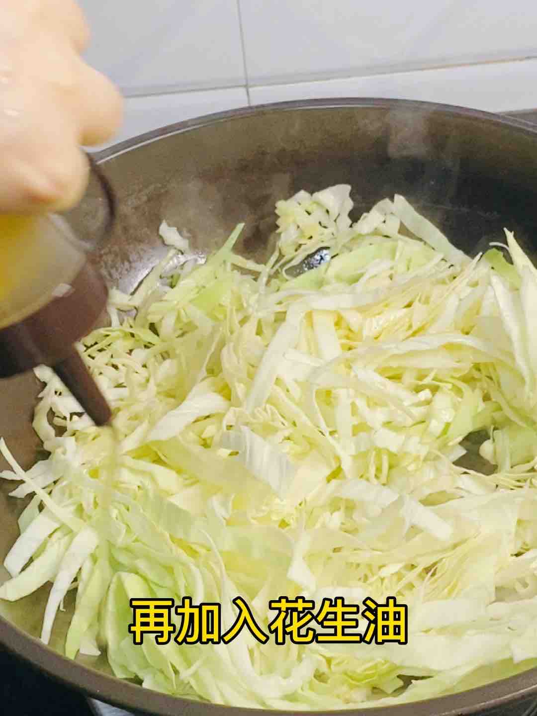 快手家常菜，素炒包菜，加點它，味道特別鮮的做法-家常味炒菜譜