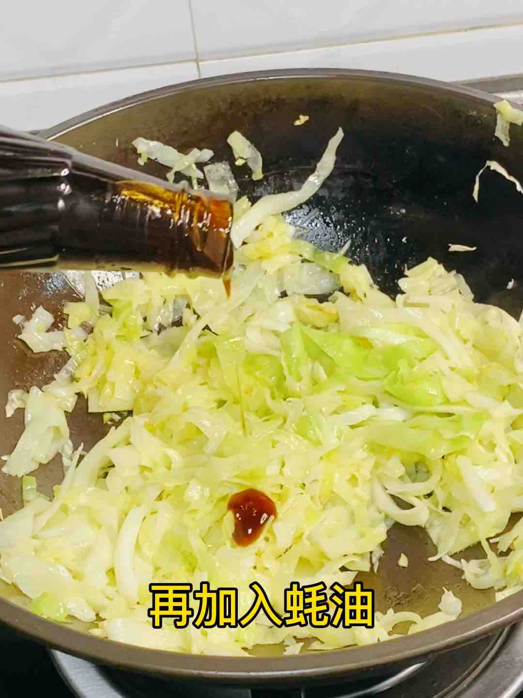 快手家常菜，素炒包菜，加點它，味道特別鮮的做法-家常味炒菜譜