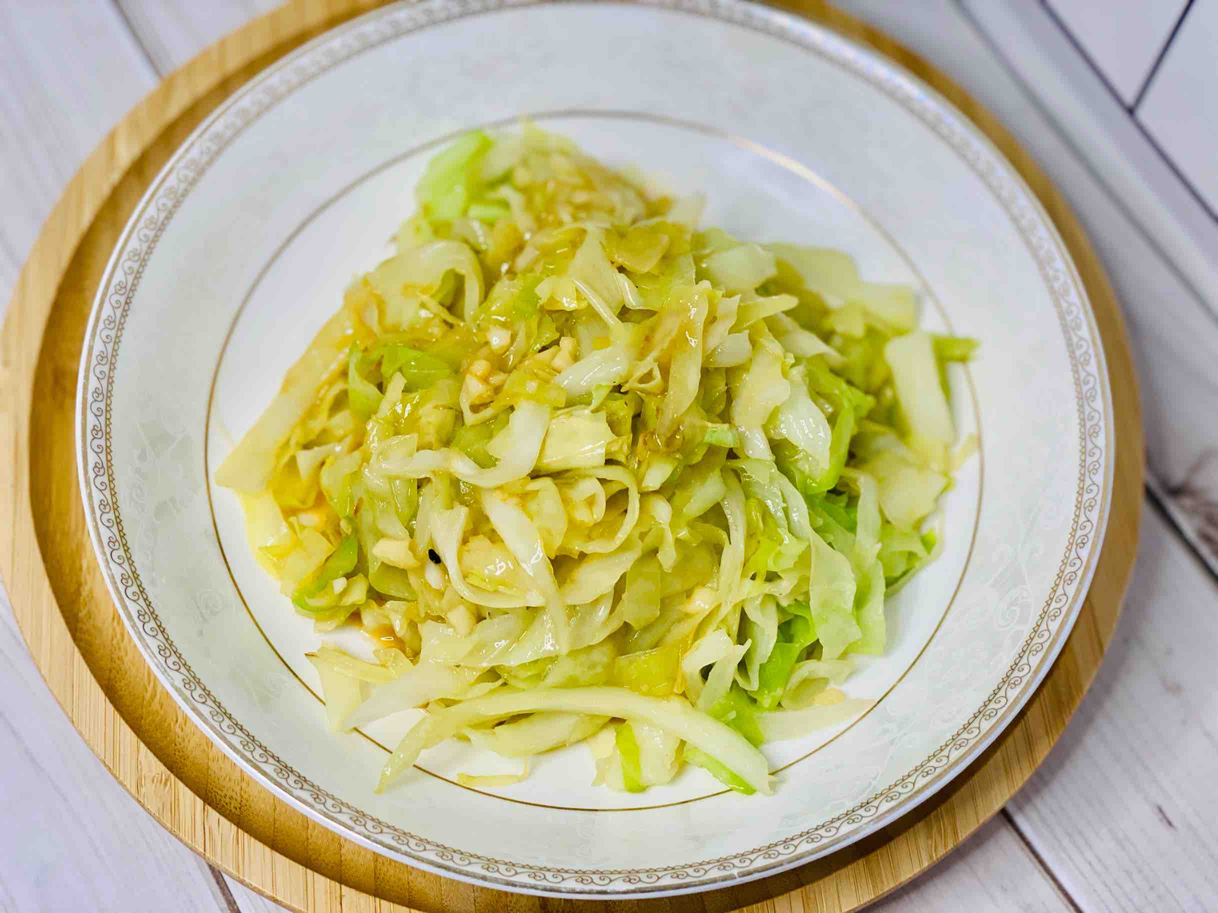 快手家常菜，素炒包菜，加點它，味道特別鮮的做法-家常味炒菜譜