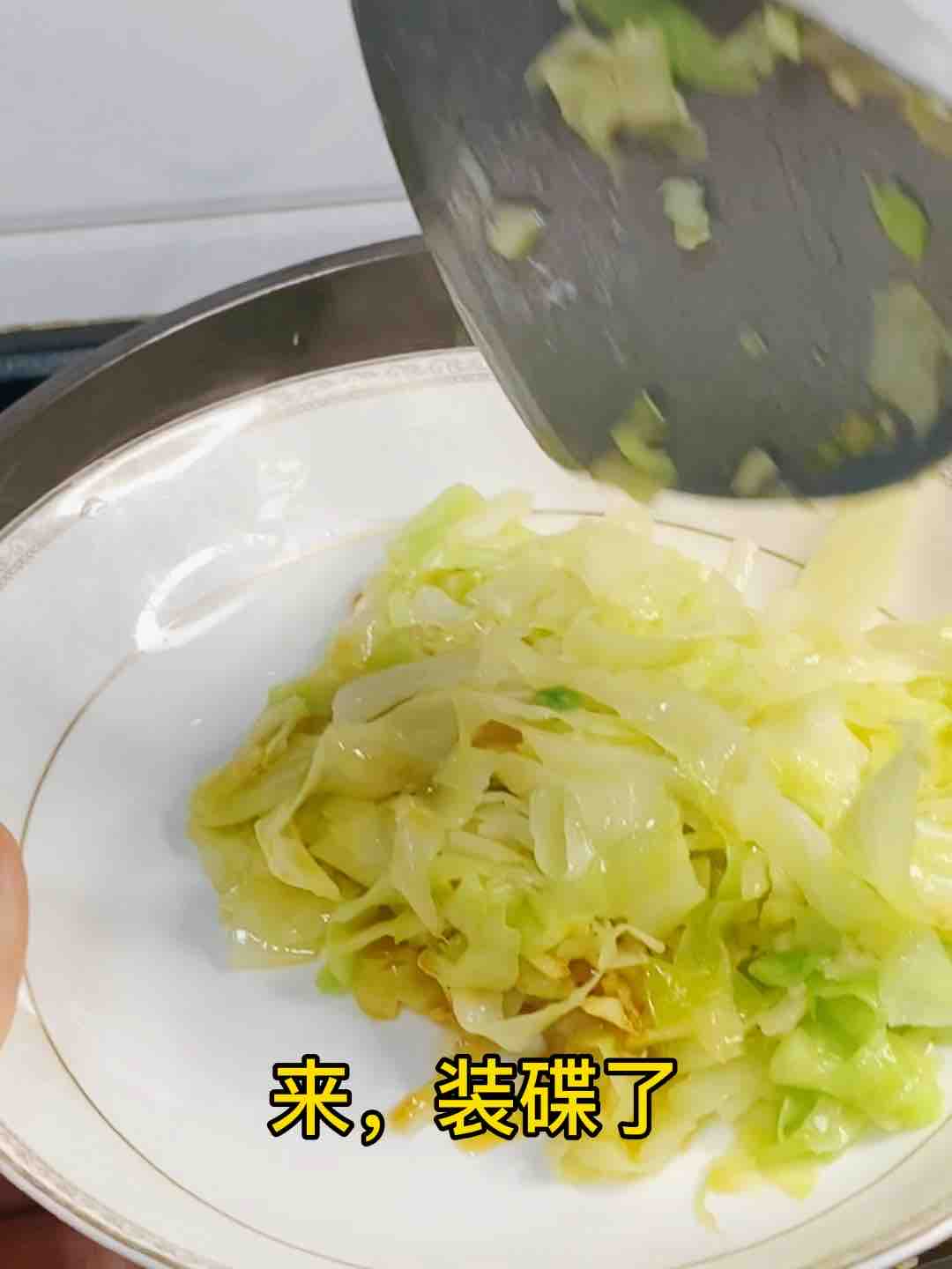 快手家常菜，素炒包菜，加點它，味道特別鮮的做法-家常味炒菜譜
