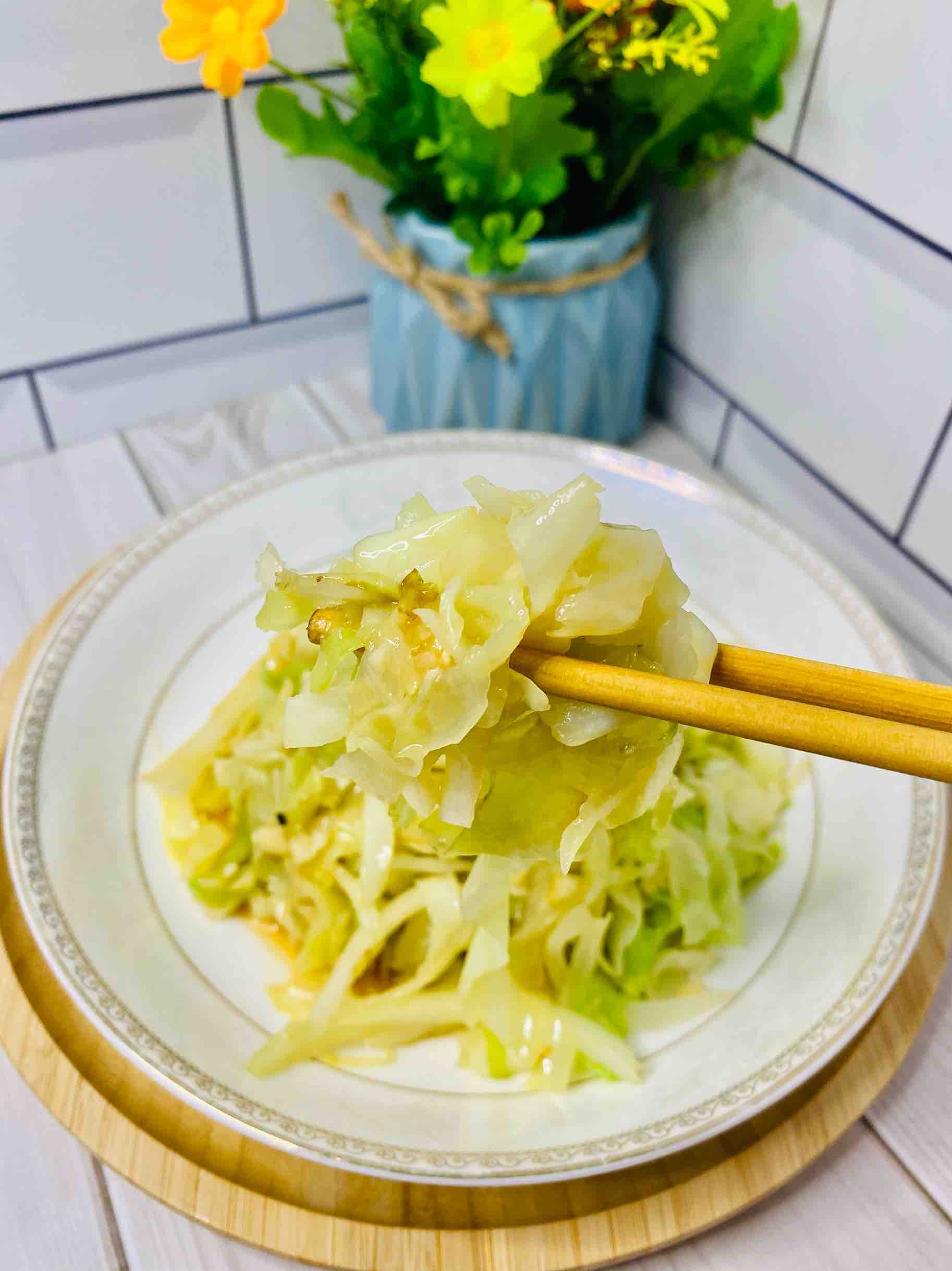 快手家常菜，素炒包菜，加點它，味道特別鮮的做法-家常味炒菜譜