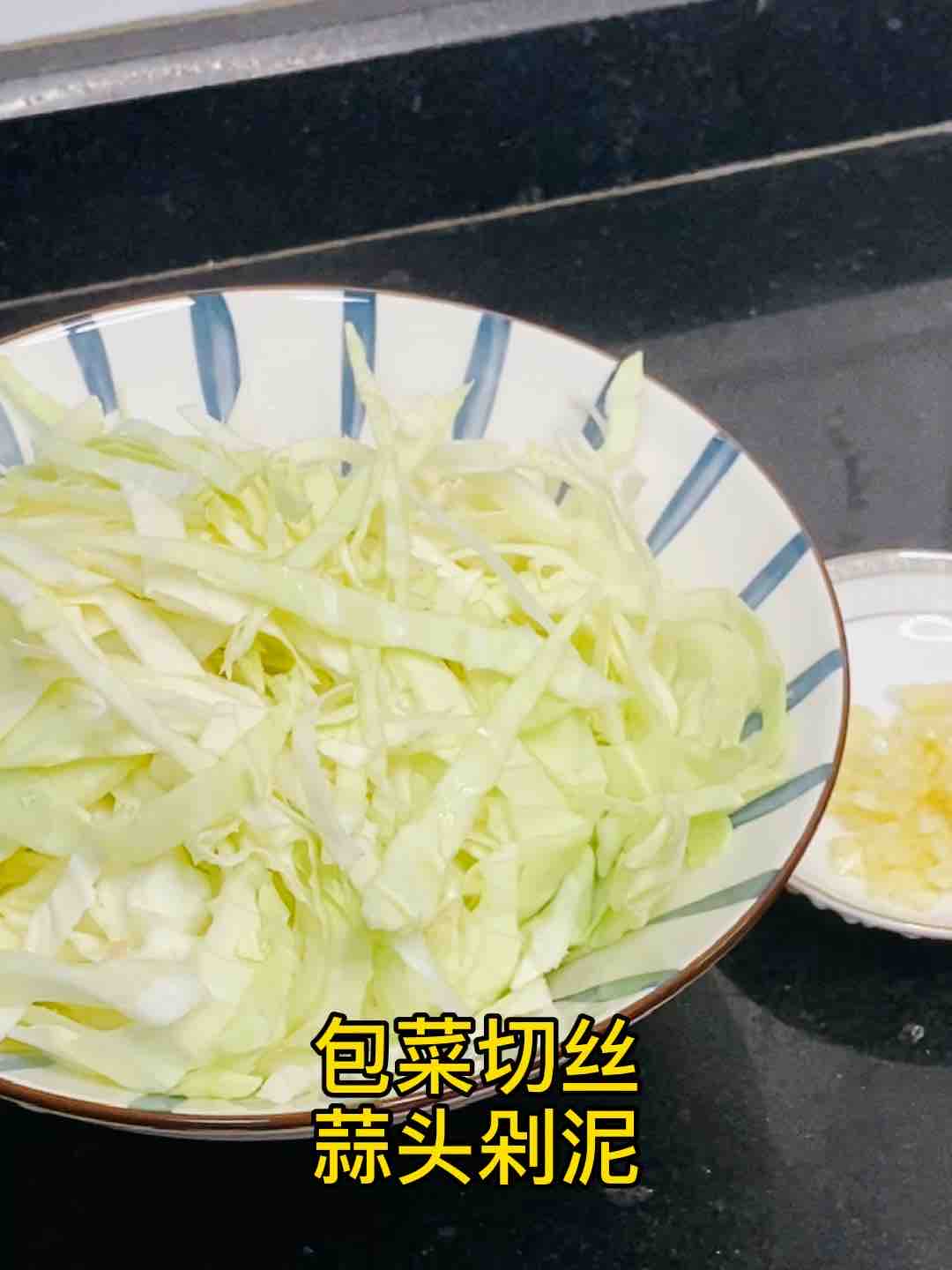 快手家常菜，素炒包菜，加點它，味道特別鮮的做法-家常味炒菜譜
