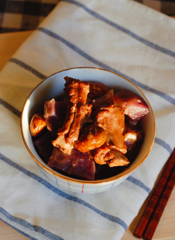 板栗土豆燒排骨的做法-家常味燒菜譜-易網(wǎng)健康養(yǎng)生網(wǎng) 板栗土豆燒排骨的做法-家常味燒菜譜