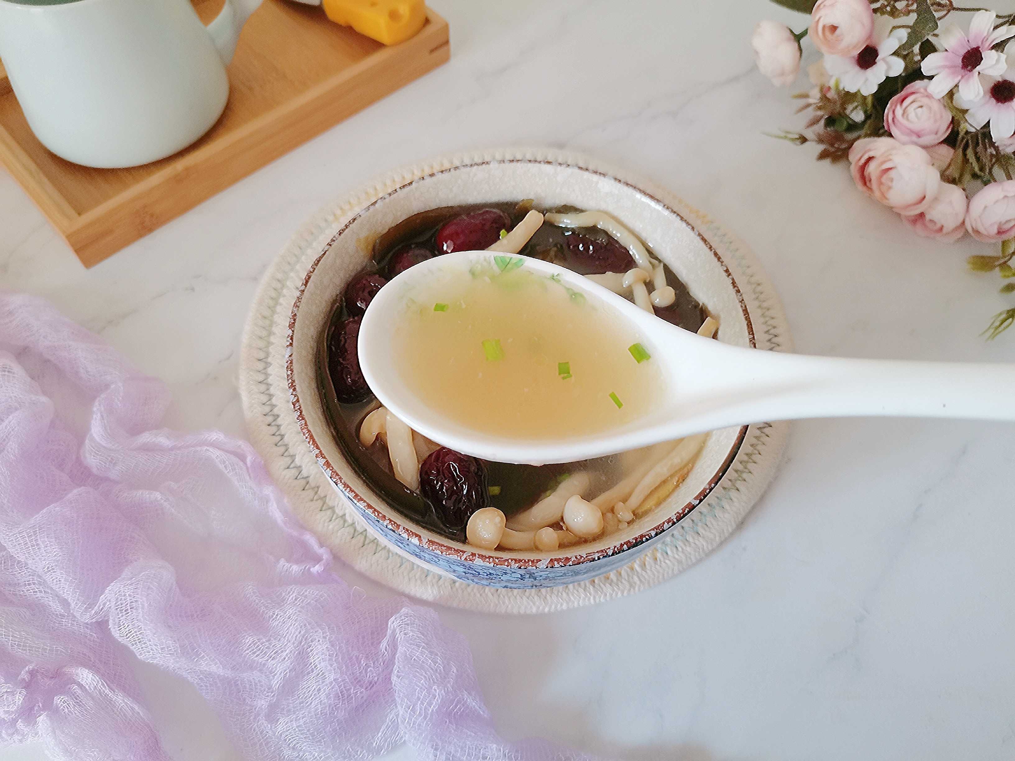 菌菇海帶燉鴨湯的做法-咸鮮味燉菜譜-易網健康養生網 菌菇海帶燉鴨湯的做法-咸鮮味燉菜譜