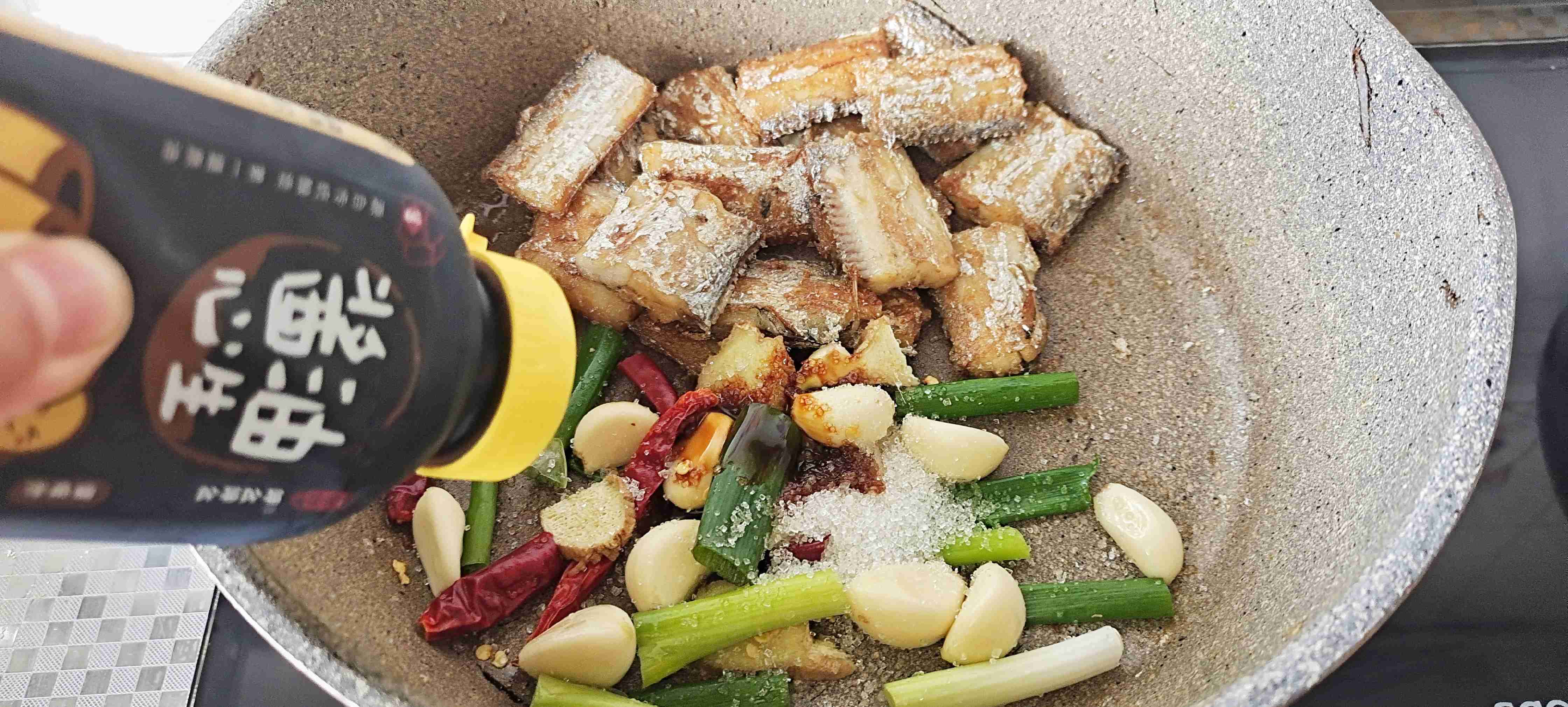 帶魚好吃的經典做法…糖醋帶魚的做法-酸甜味燒菜譜