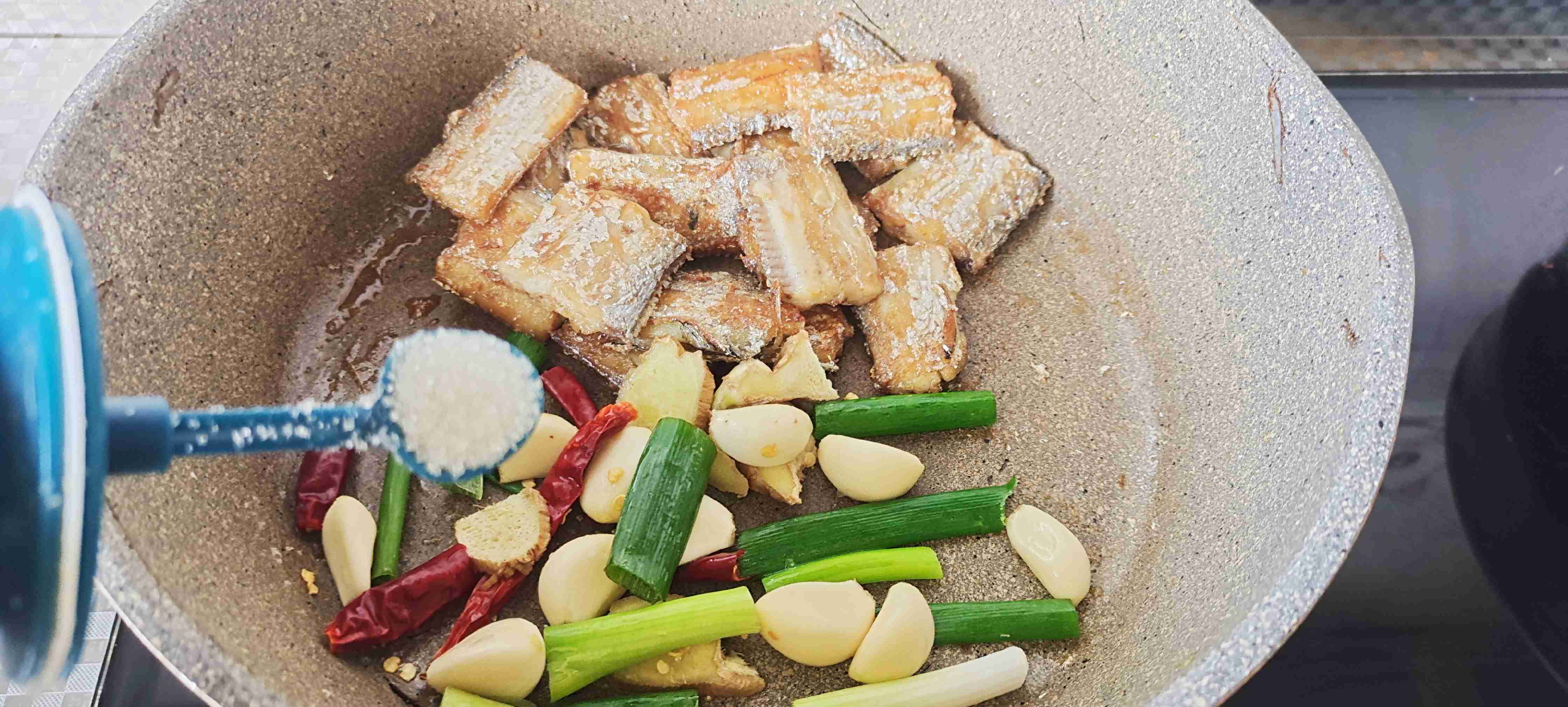 帶魚好吃的經典做法…糖醋帶魚的做法-酸甜味燒菜譜