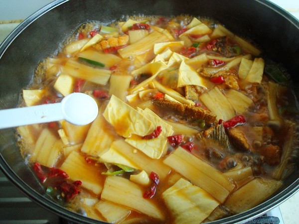 豆油皮寬粉燉魚的做法-魚香味燉菜譜