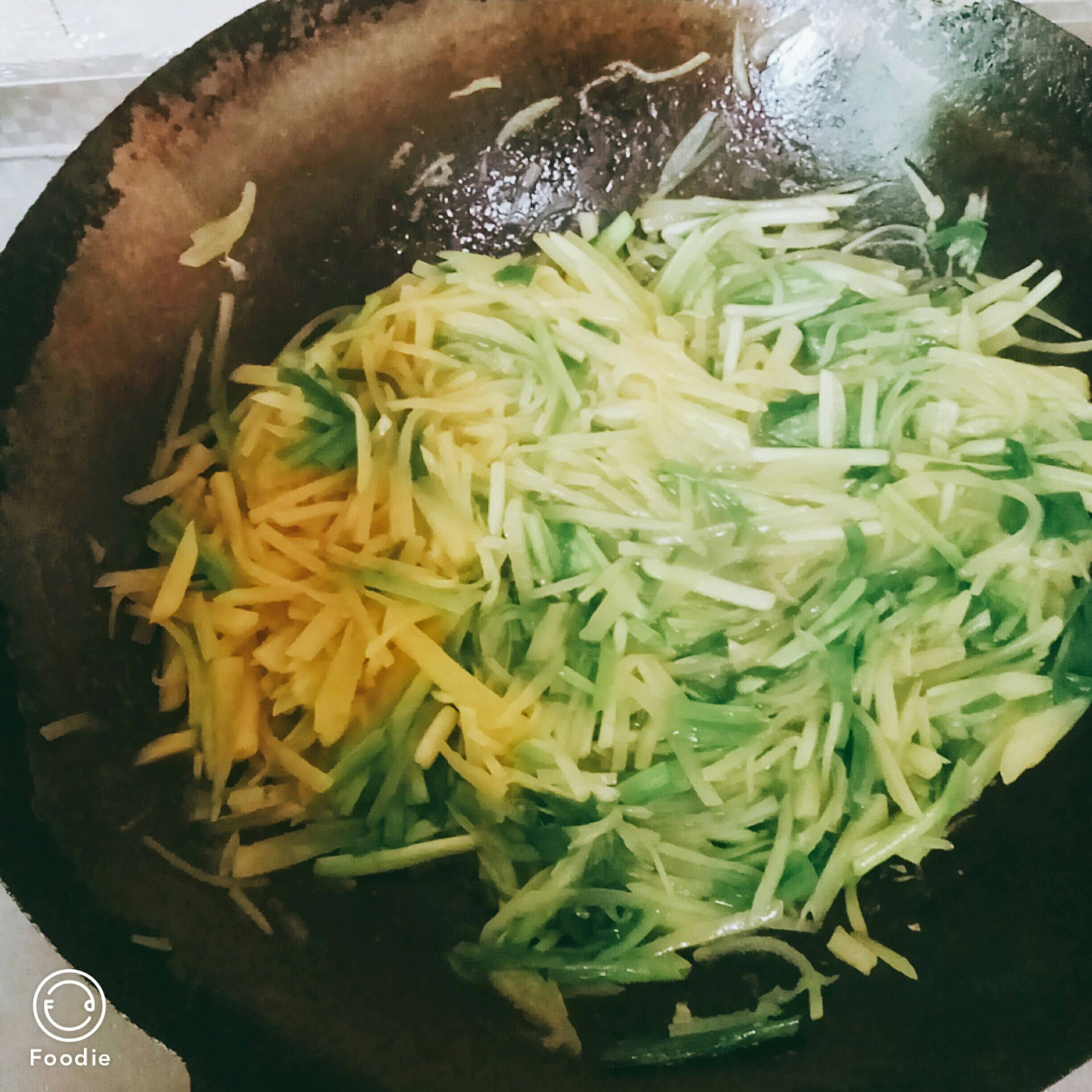 蒜苗炒土豆絲的做法-家常味炒菜譜