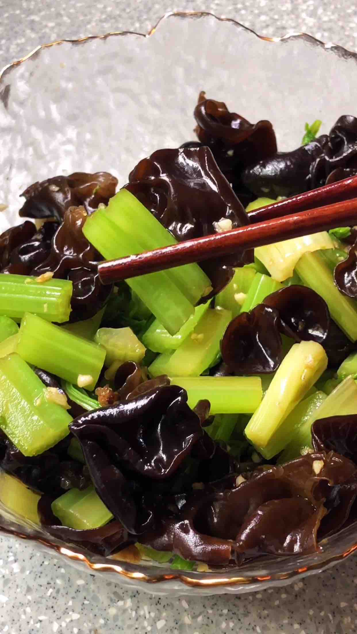 芹菜拌黑木耳的做法-咸鮮味拌菜譜-易網(wǎng)健康養(yǎng)生網(wǎng) 芹菜拌黑木耳的做法-咸鮮味拌菜譜