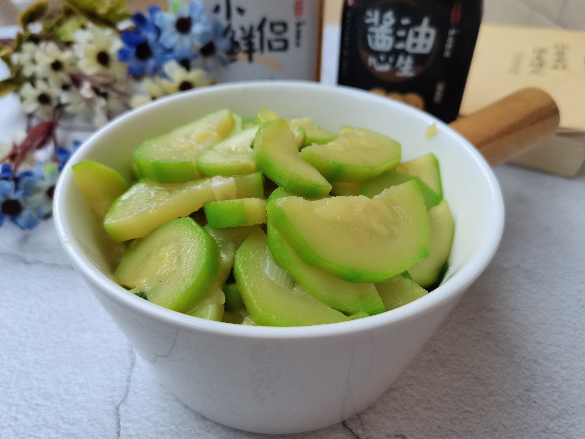 清炒西葫蘆的做法-家常味炒菜譜-易網(wǎng)健康養(yǎng)生網(wǎng) 清炒西葫蘆的做法-家常味炒菜譜