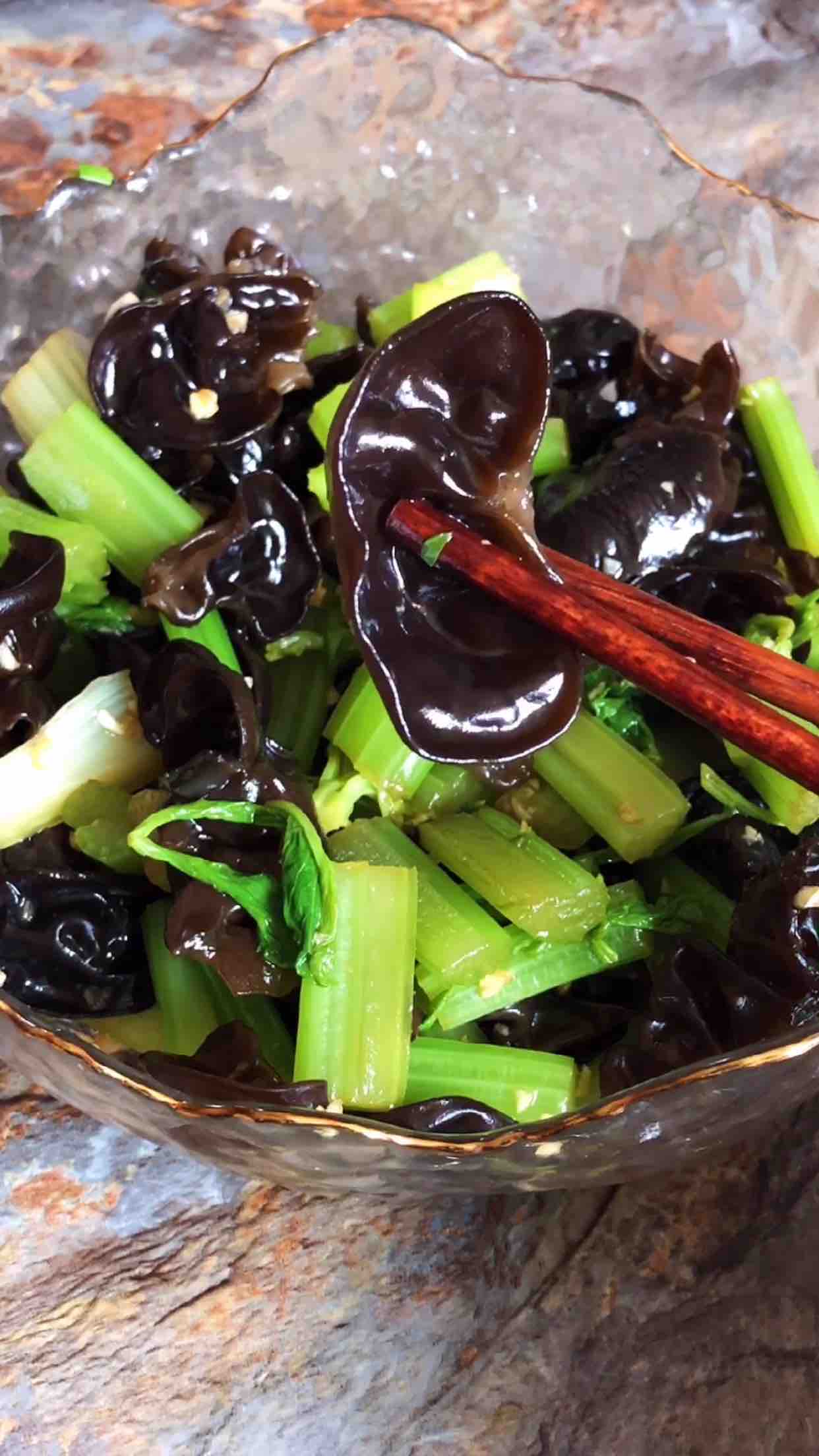 芹菜拌黑木耳的做法-咸鮮味拌菜譜-易網(wǎng)健康養(yǎng)生網(wǎng) 芹菜拌黑木耳的做法-咸鮮味拌菜譜