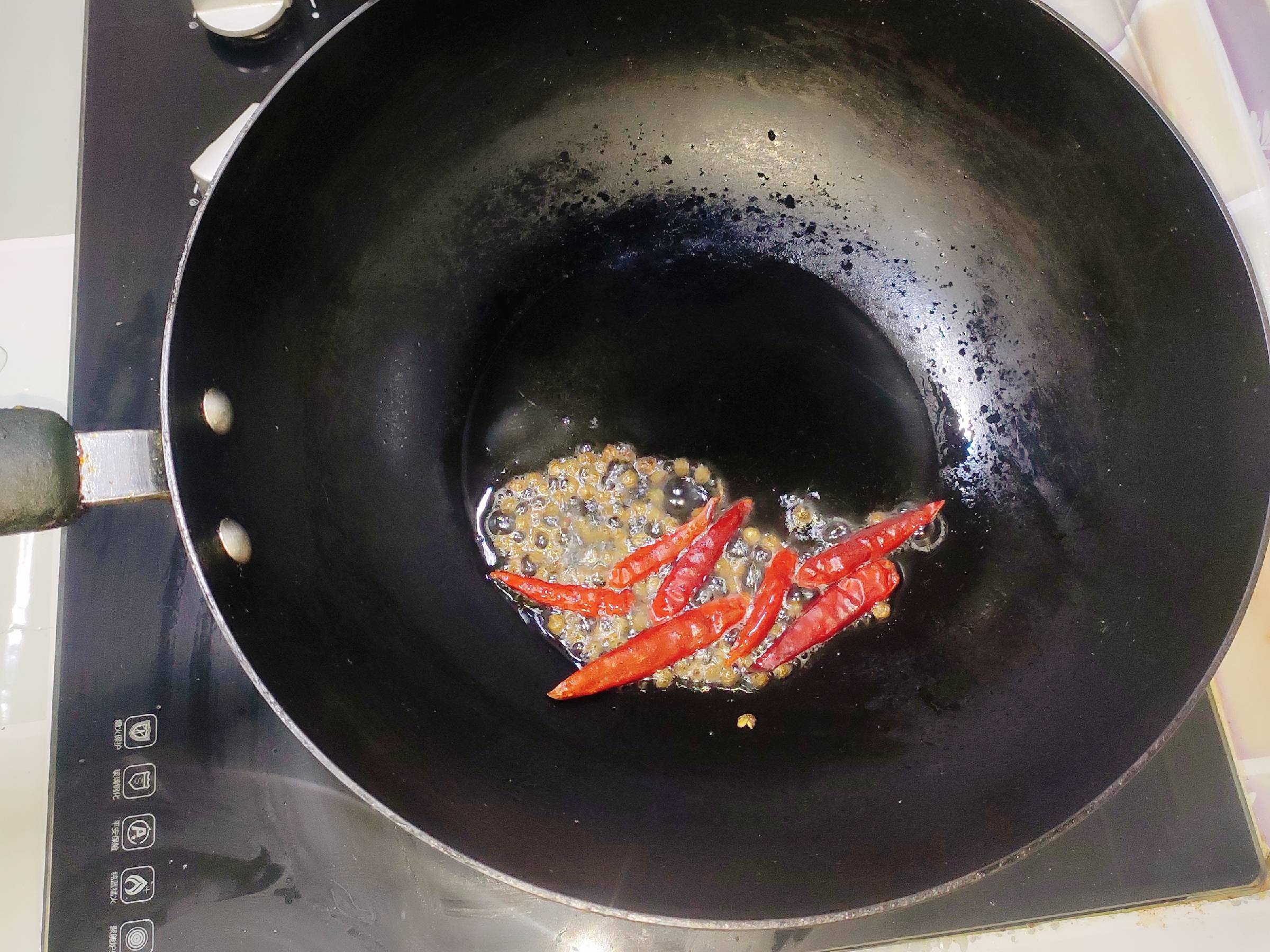 麻辣龍蝦尾的做法-麻辣味炒菜譜