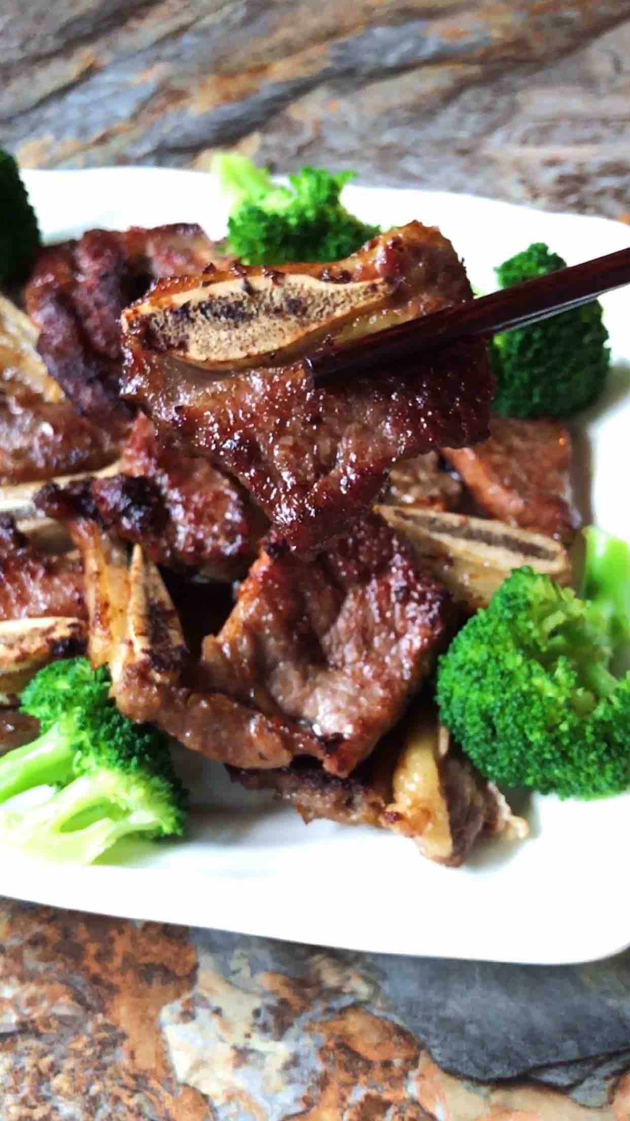 香煎牛仔骨的做法-咸鮮味煎菜譜-易網健康養生網 香煎牛仔骨的做法-咸鮮味煎菜譜