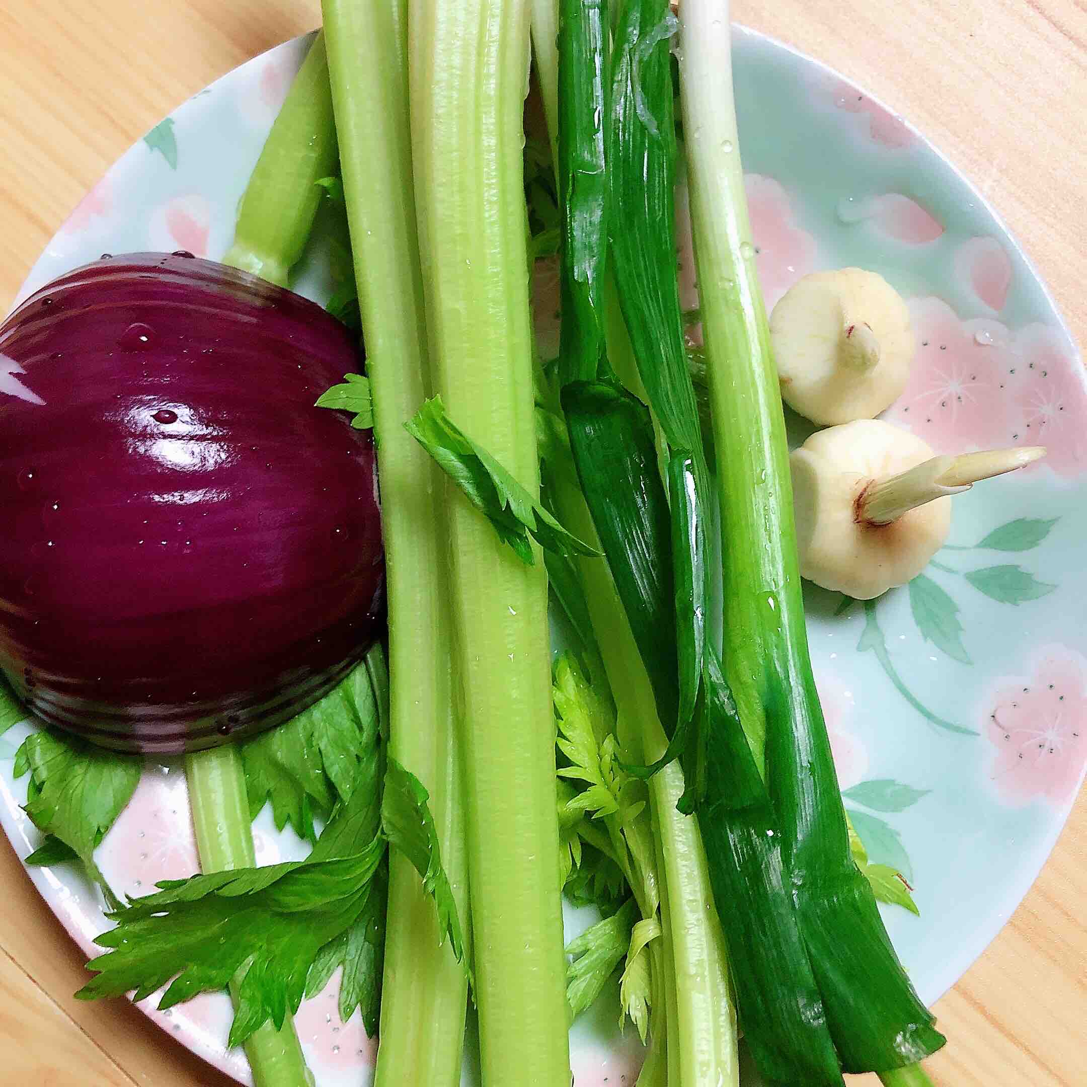 香辣西芹魷魚圈的做法-香辣味炒菜譜
