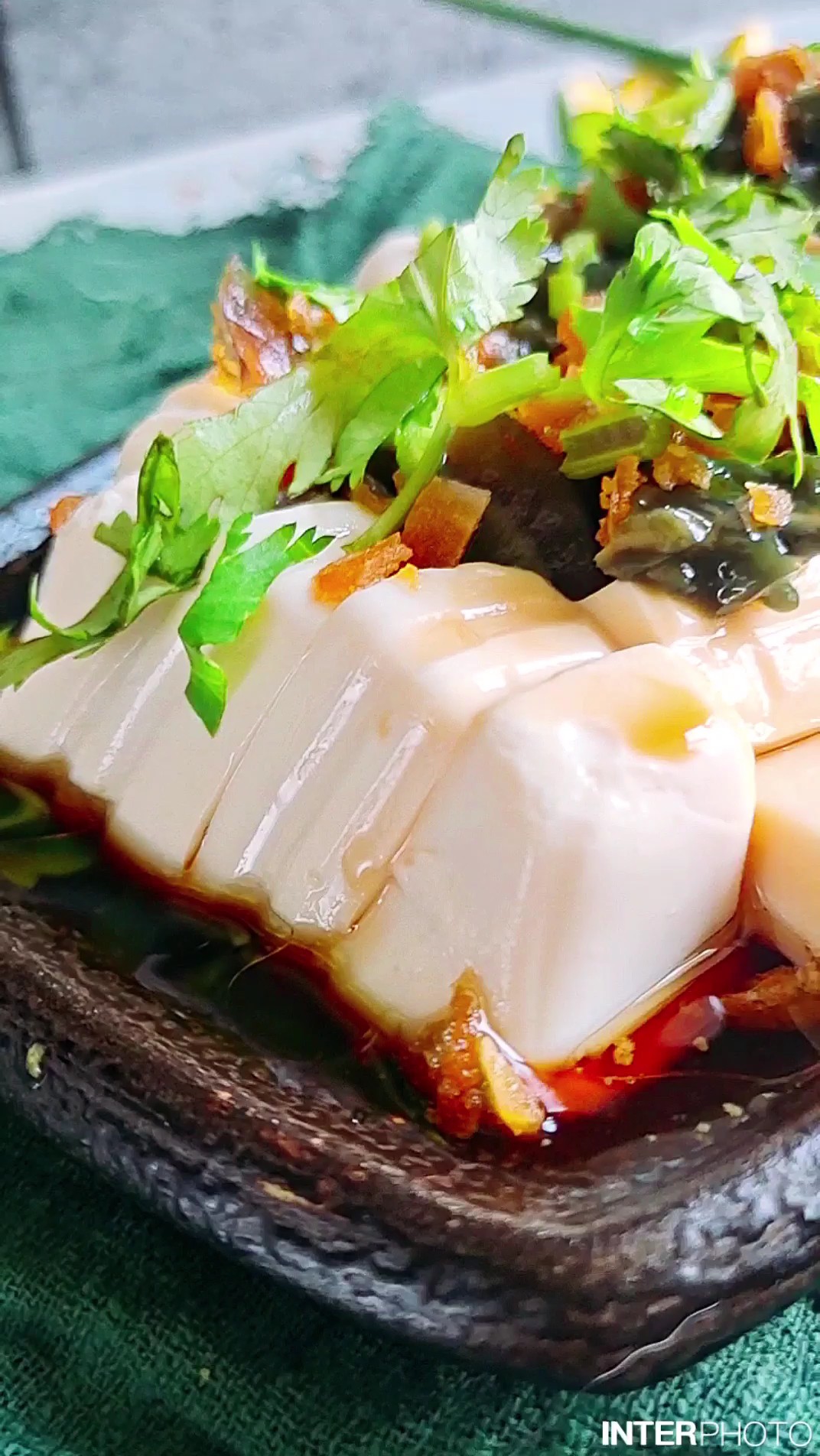 #豆腐的神仙做法#蛋黃皮蛋拌豆腐的做法-咸鮮味拌菜譜