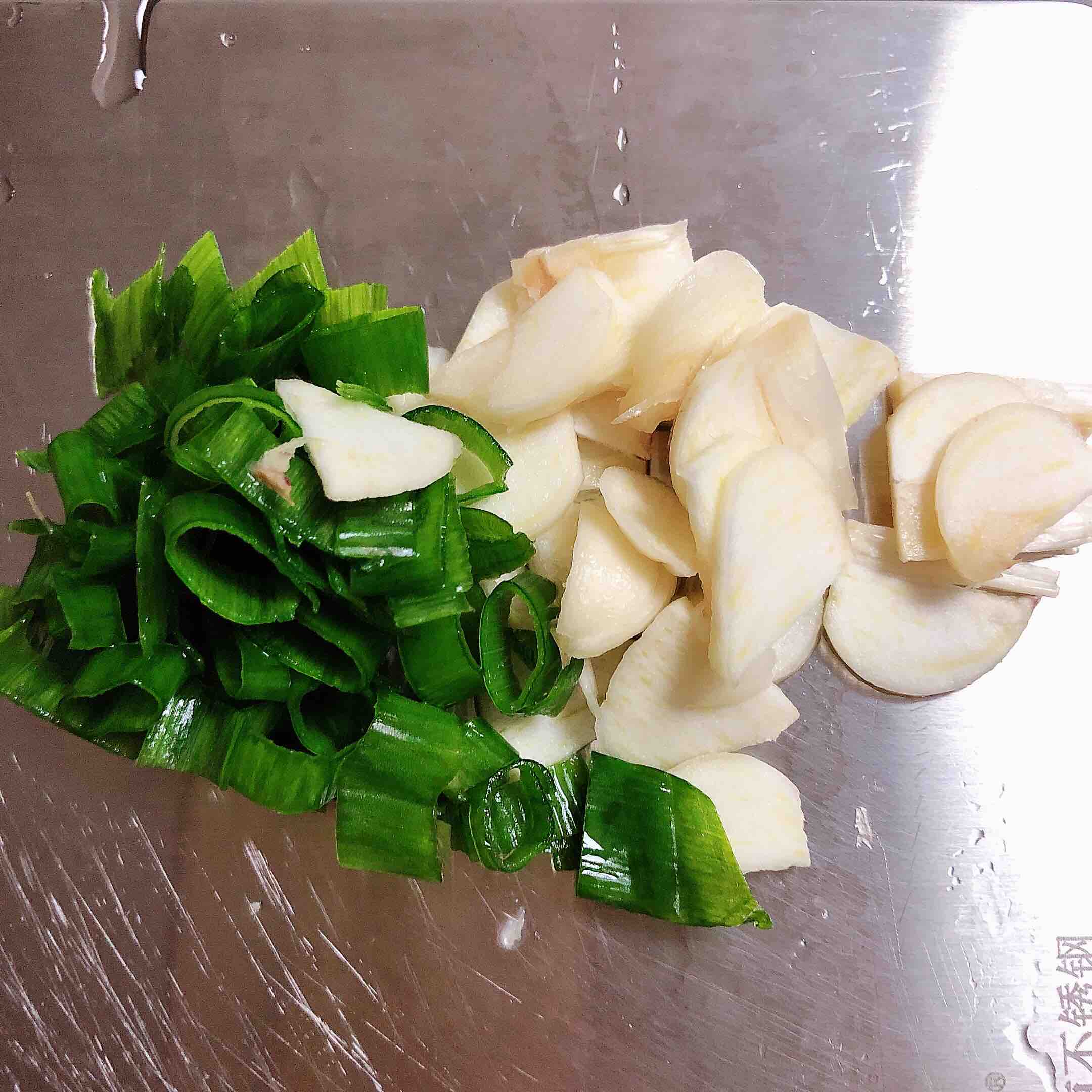 香辣西芹魷魚圈的做法-香辣味炒菜譜