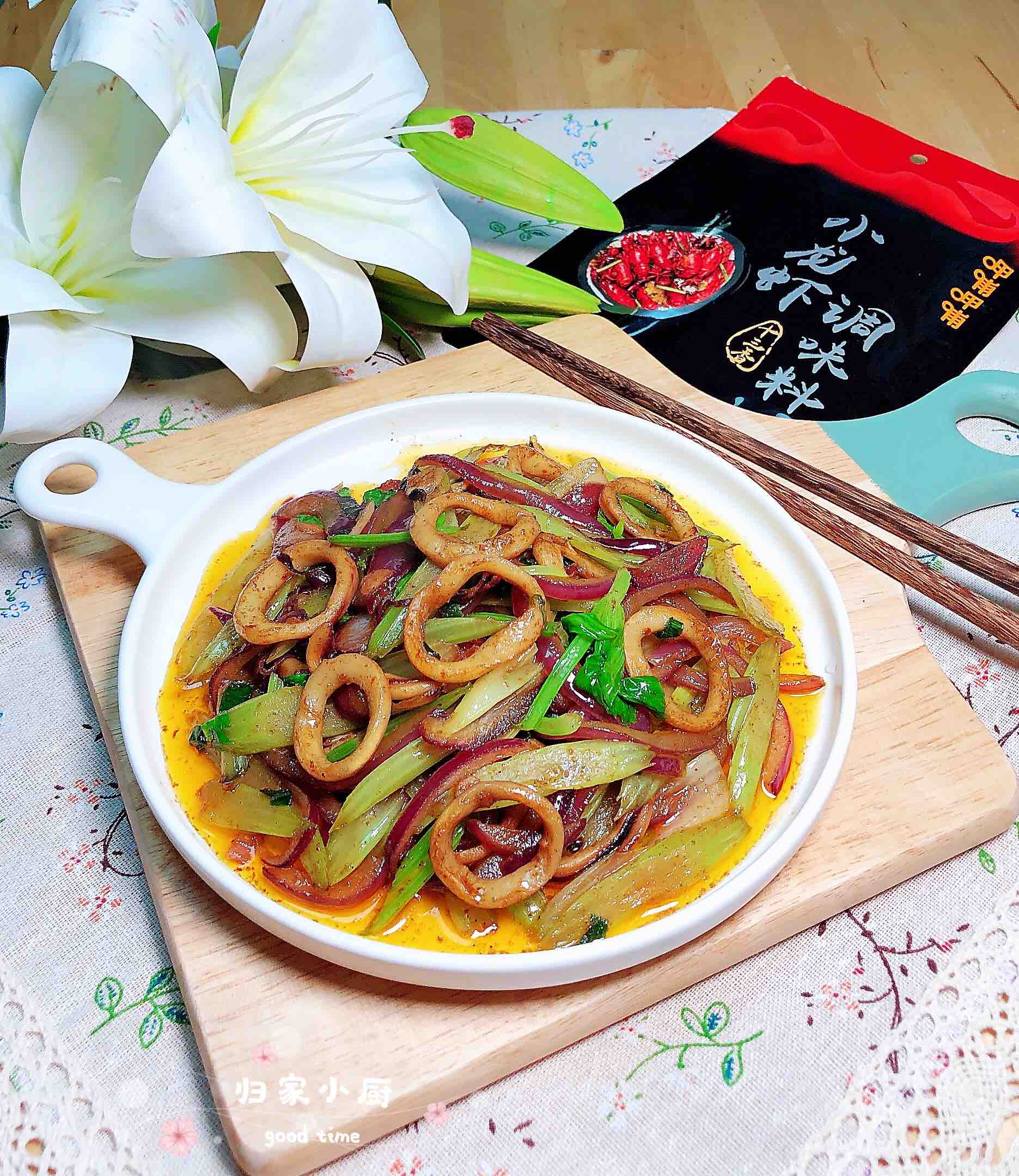 香辣西芹魷魚圈的做法-香辣味炒菜譜