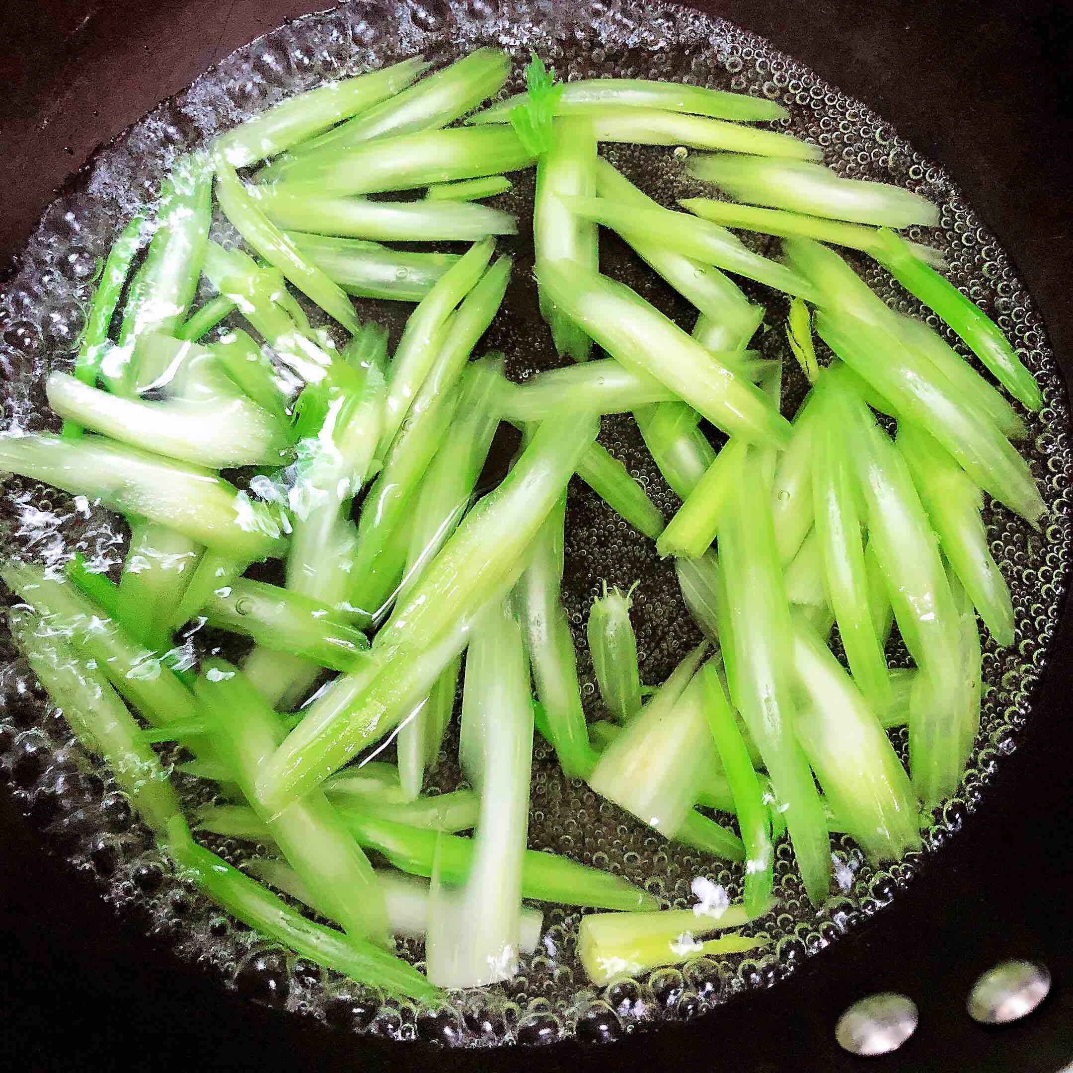 香辣西芹魷魚圈的做法-香辣味炒菜譜