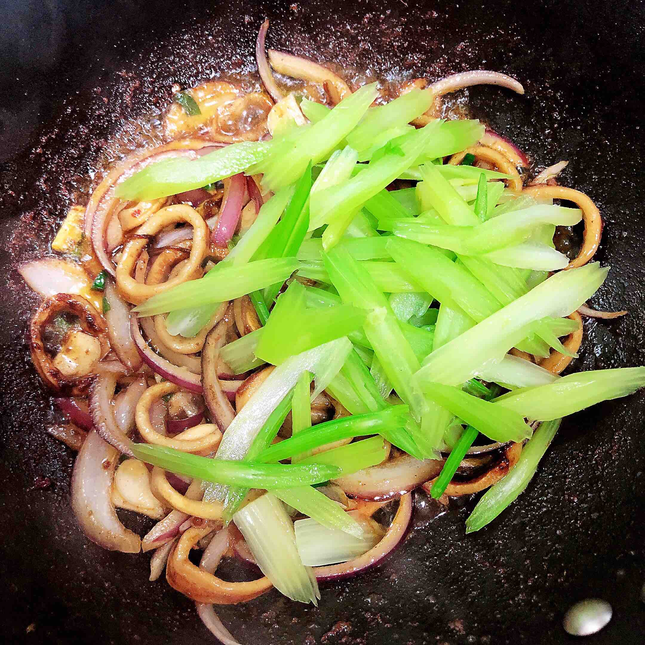 香辣西芹魷魚圈的做法-香辣味炒菜譜