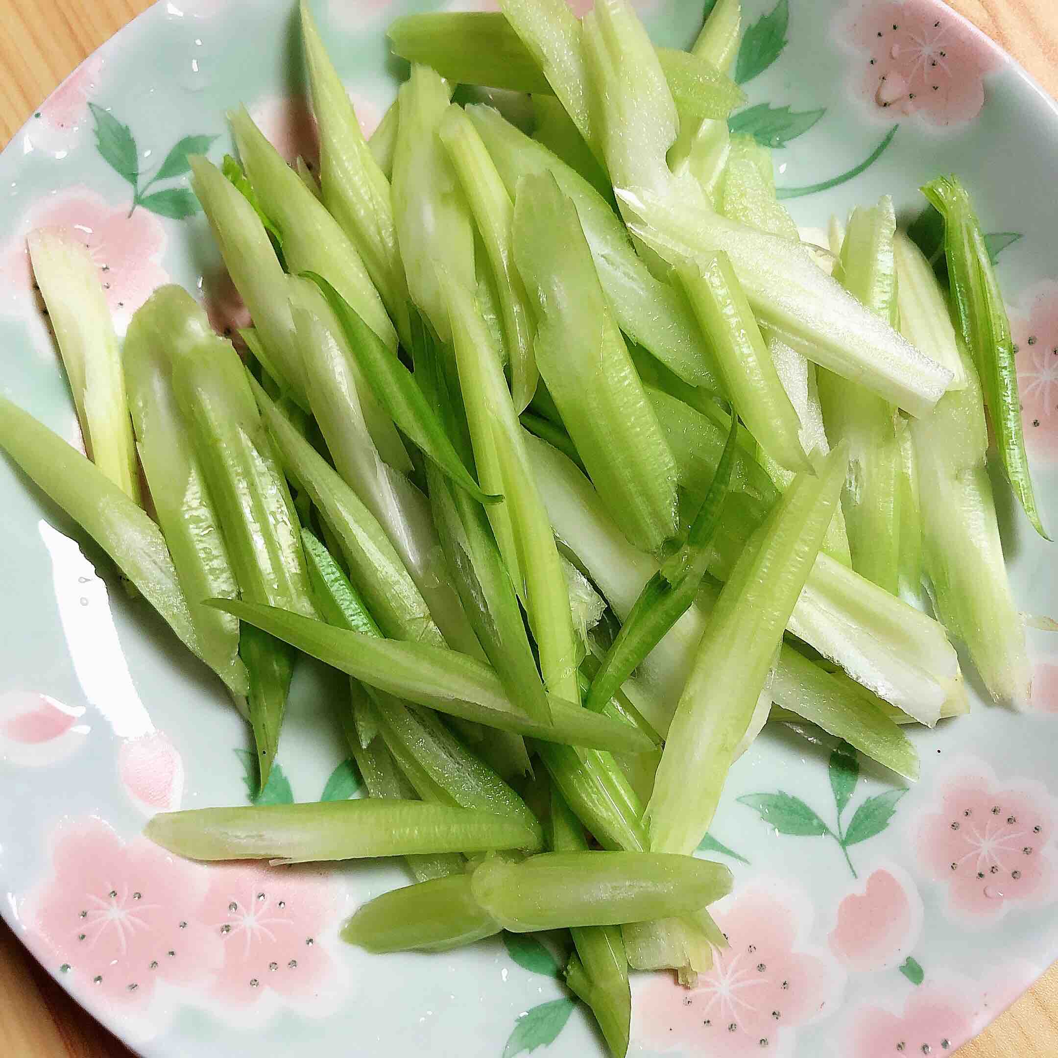香辣西芹魷魚圈的做法-香辣味炒菜譜