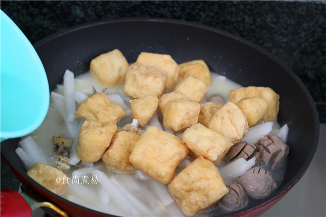油豆腐牛筋丸蘿卜煲的做法-家常味煲菜譜