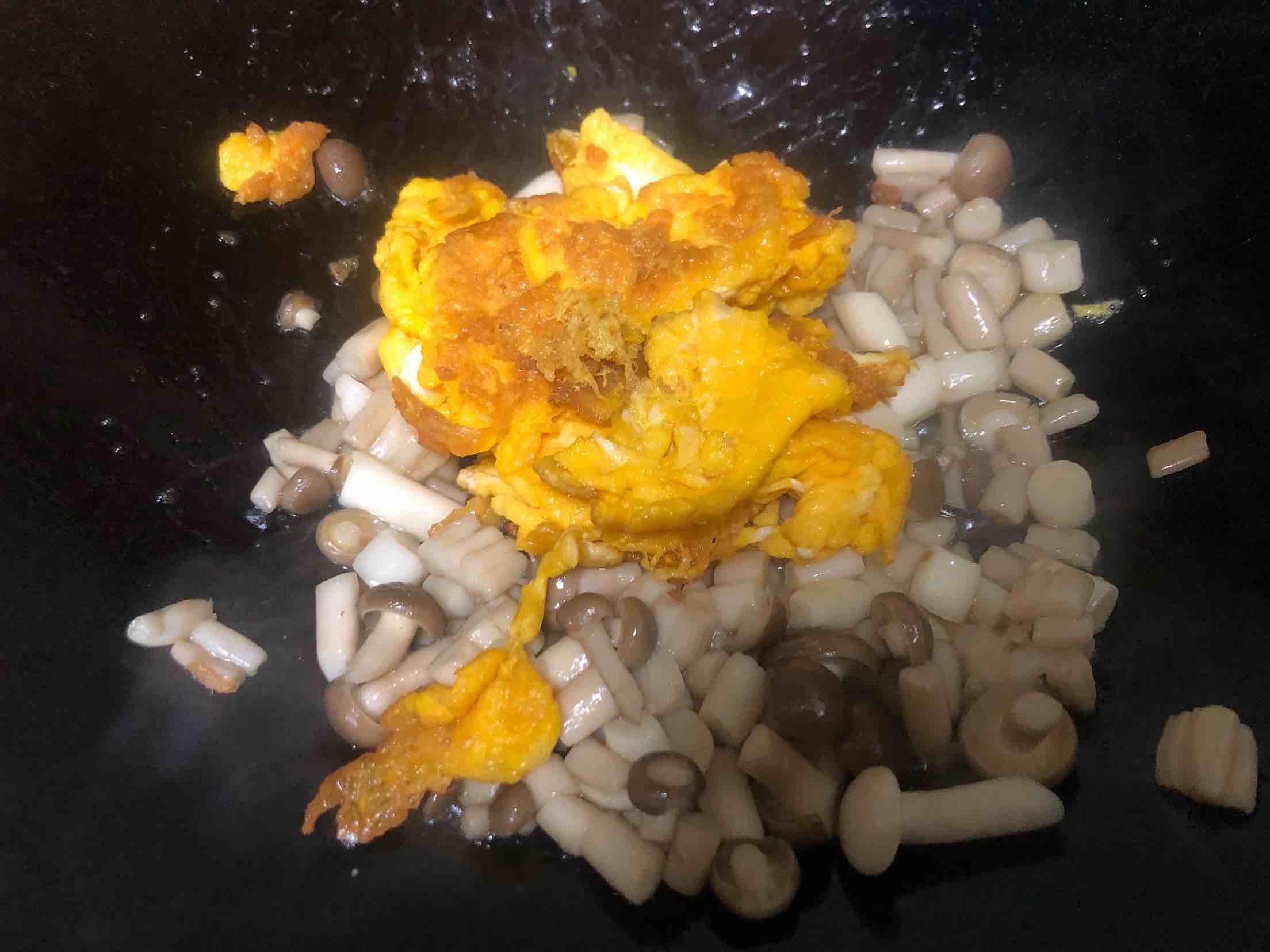 小菇炒雞蛋的做法-家常味炒菜譜