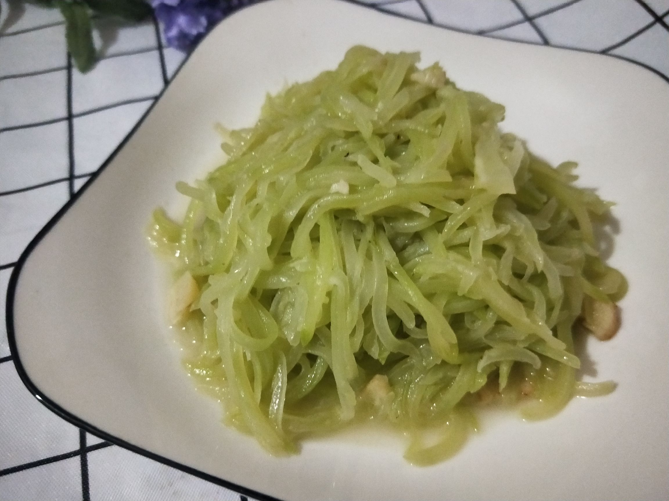 蒜香萵筍絲的做法-家常味炒菜譜-易網健康養生網 蒜香萵筍絲的做法-家常味炒菜譜