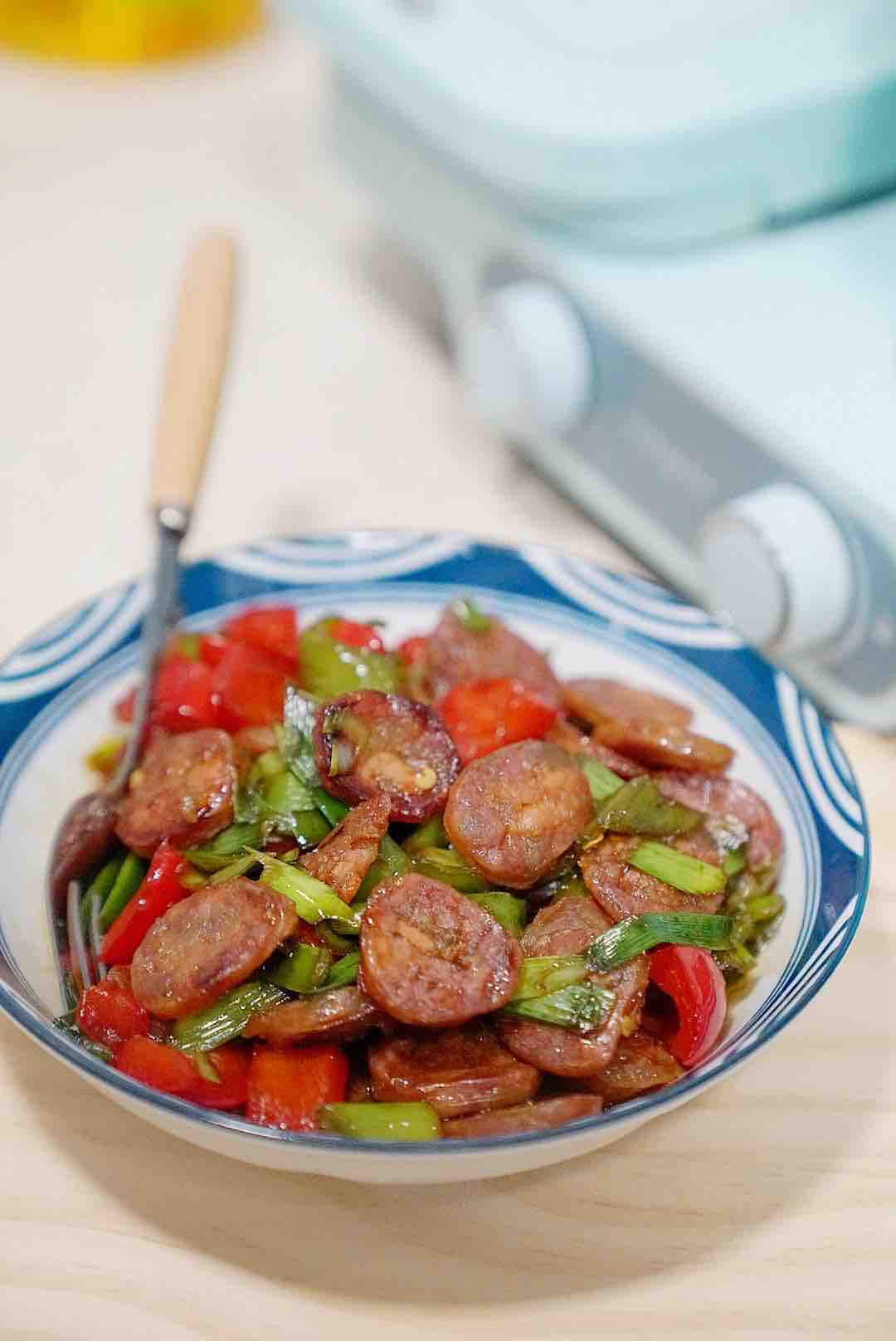 菜椒炒臘腸的做法-家常味炒菜譜-易網(wǎng)健康養(yǎng)生網(wǎng) 菜椒炒臘腸的做法-家常味炒菜譜