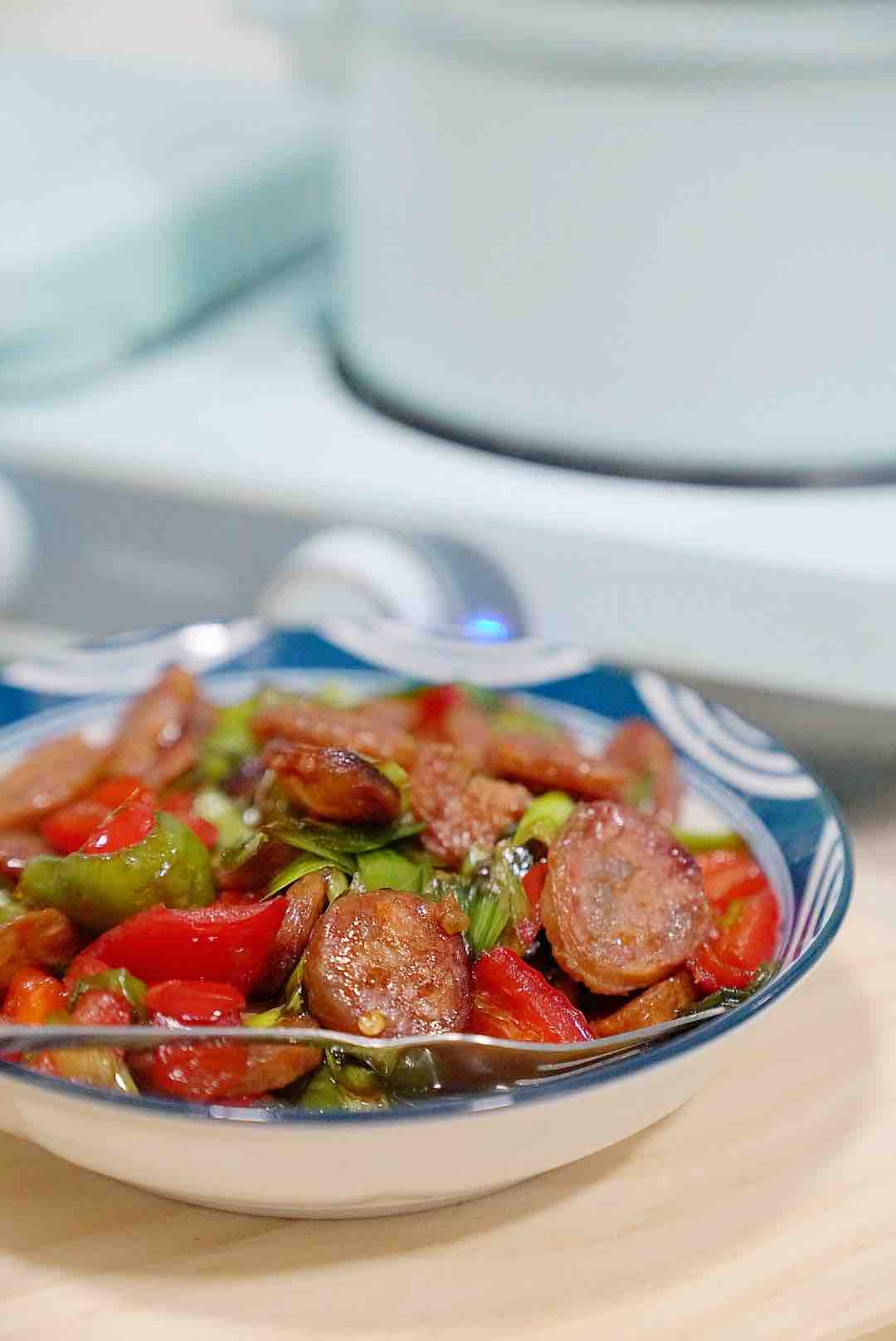 菜椒炒臘腸的做法-家常味炒菜譜-易網(wǎng)健康養(yǎng)生網(wǎng) 菜椒炒臘腸的做法-家常味炒菜譜