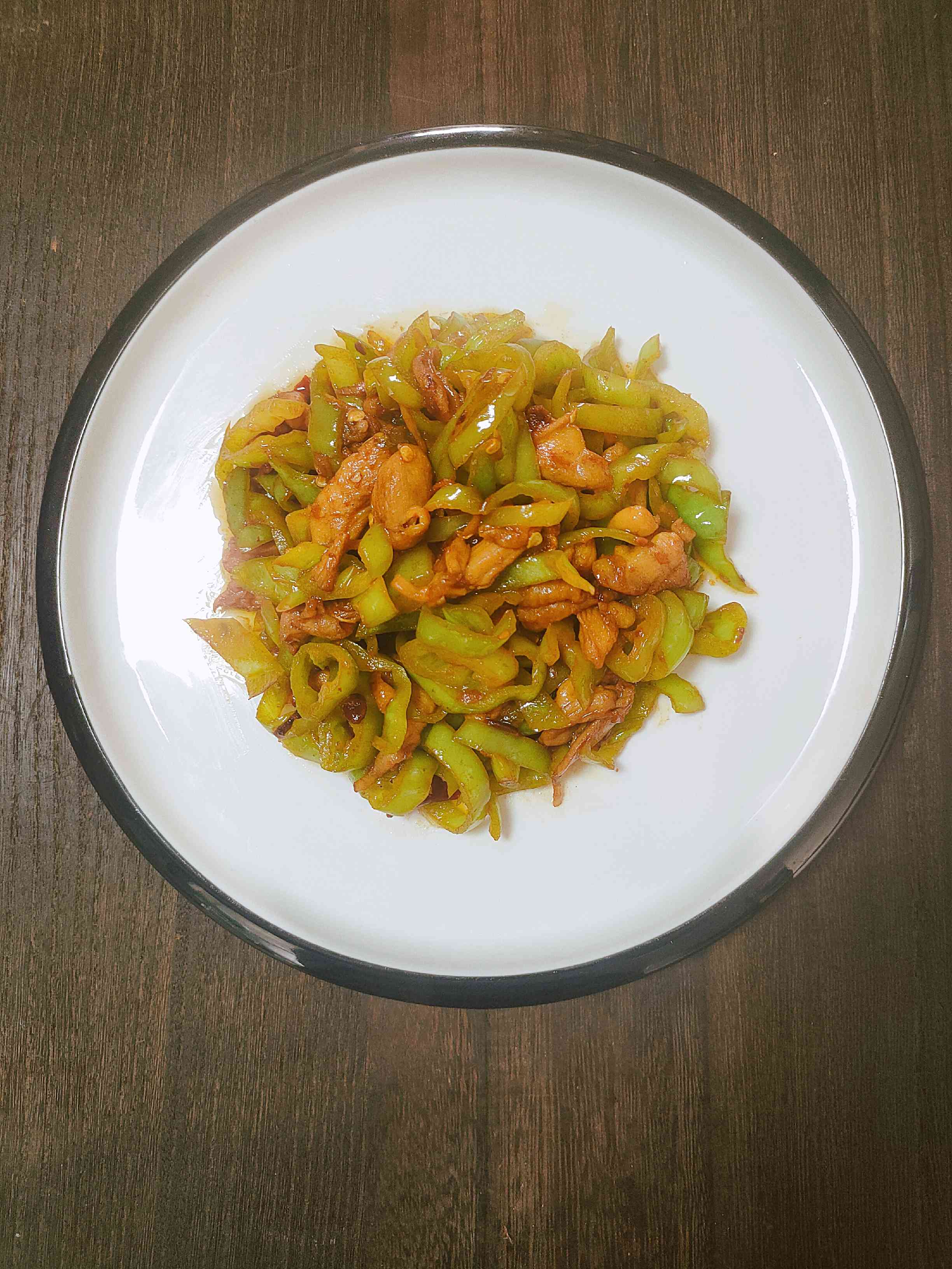 青椒雞腿肉的做法-豆瓣味炒菜譜-易網健康養生網 青椒雞腿肉的做法-豆瓣味炒菜譜