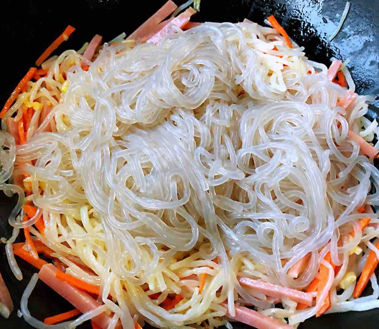 豆芽茼蒿火腿炒粉條的做法-家常味炒菜譜