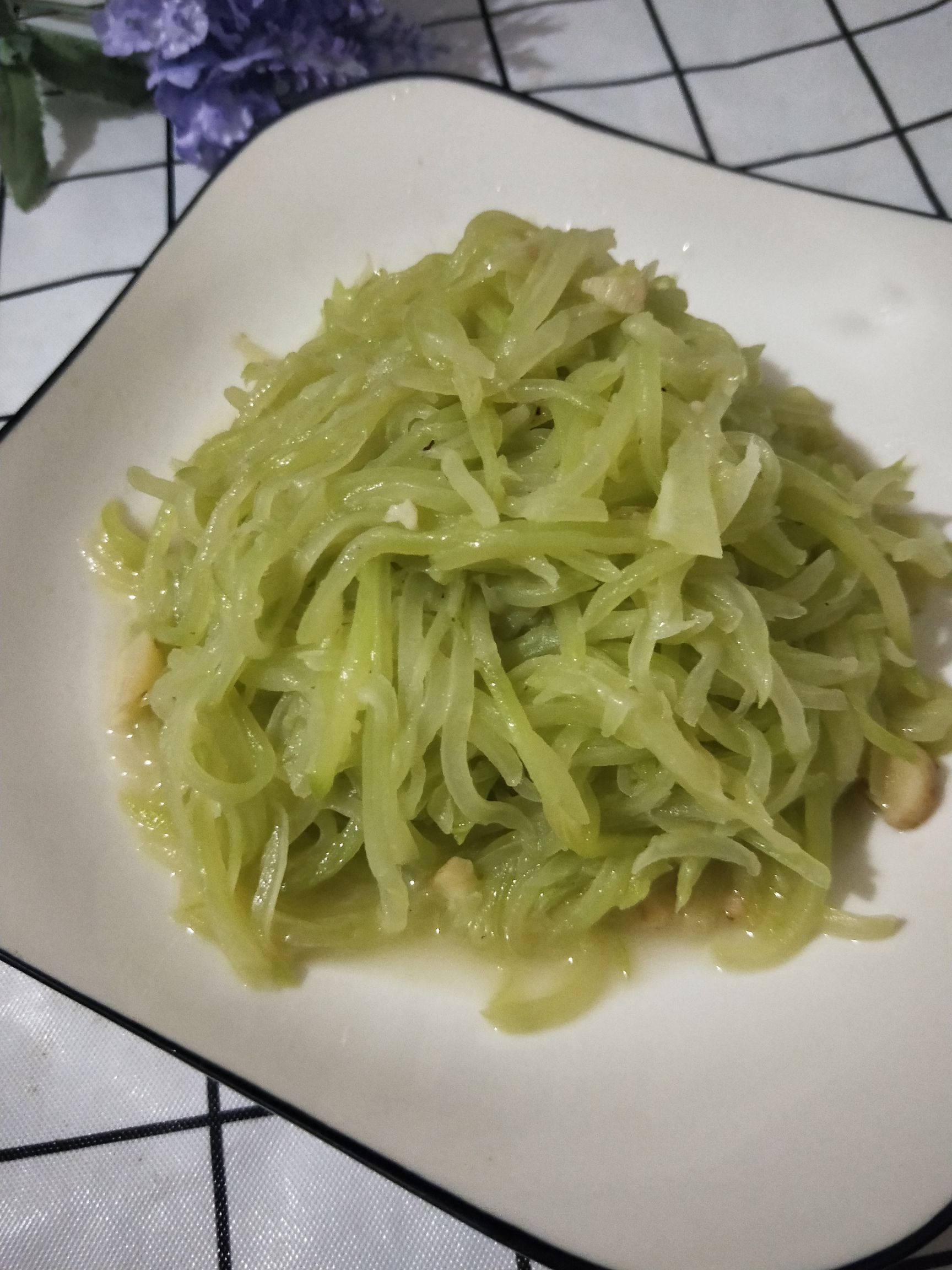 蒜香萵筍絲的做法-家常味炒菜譜-易網健康養生網 蒜香萵筍絲的做法-家常味炒菜譜