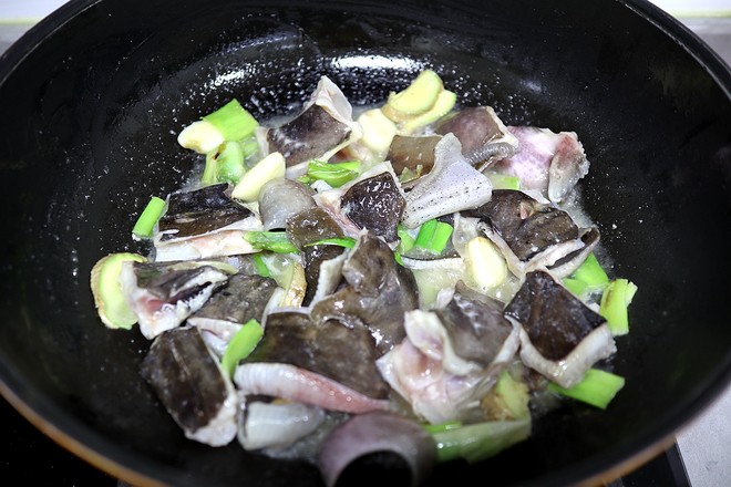 老板魚燉豆腐的做法-蒜香味燉菜譜
