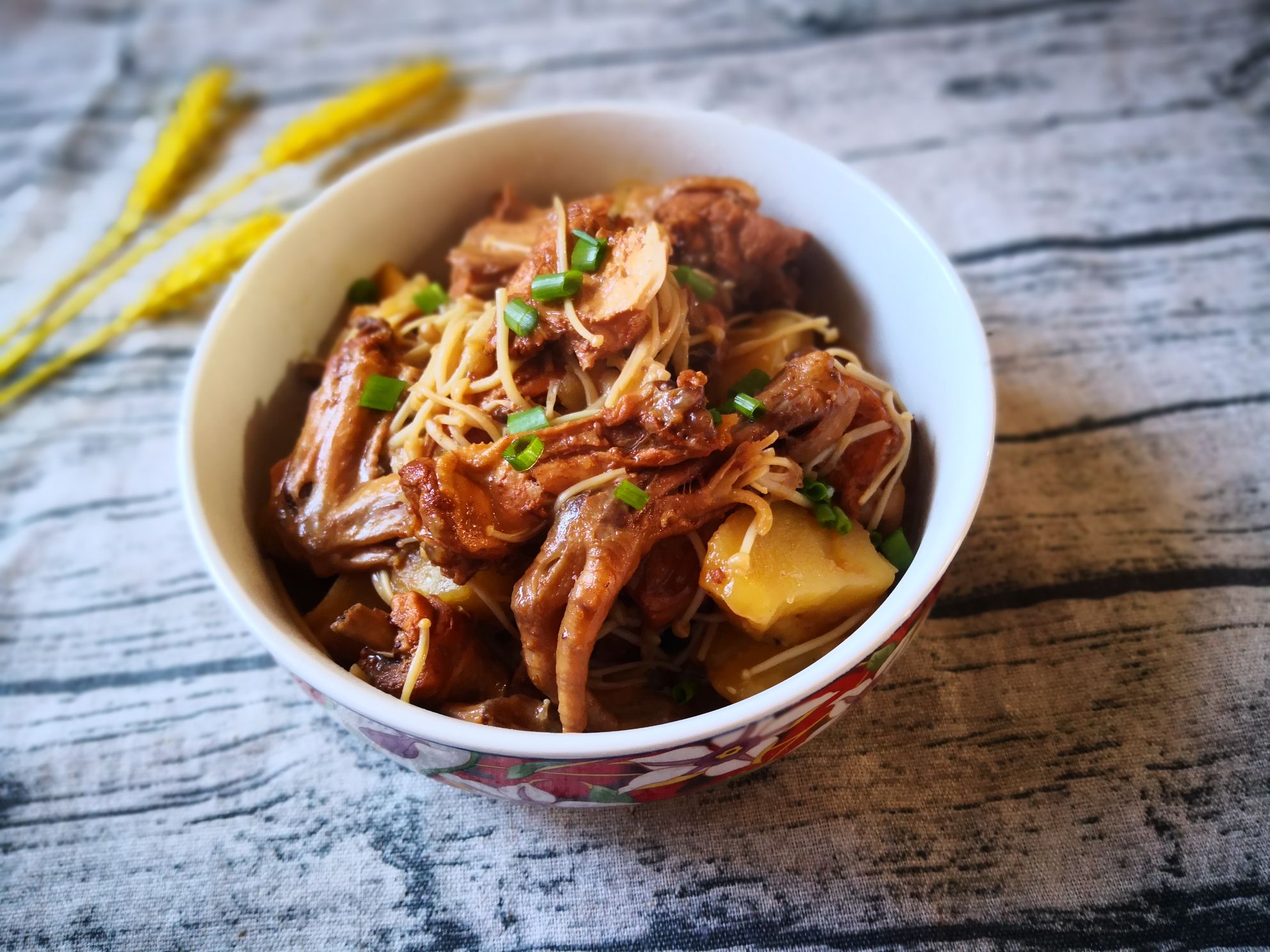 三黃雞燒土豆的做法-家常味燒菜譜-易網健康養生網 三黃雞燒土豆的做法-家常味燒菜譜