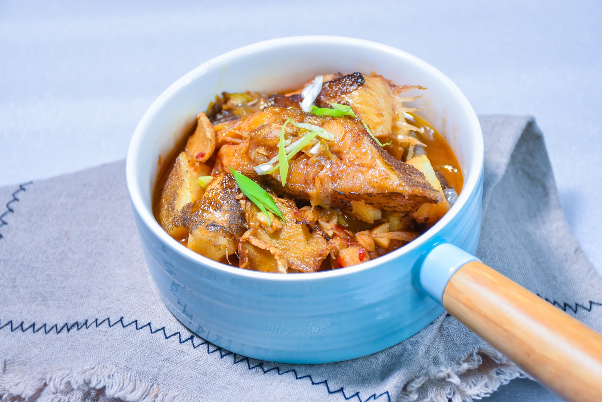 燉魚塊兒的做法-咸鮮味燉菜譜-易網健康養生網 燉魚塊兒的做法-咸鮮味燉菜譜