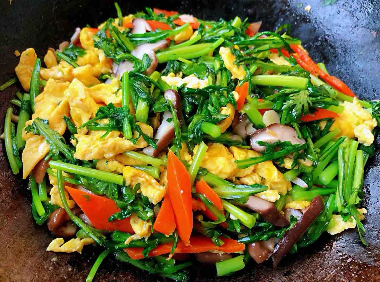 茼蒿炒雞蛋香菇胡蘿卜的做法-家常味炒菜譜