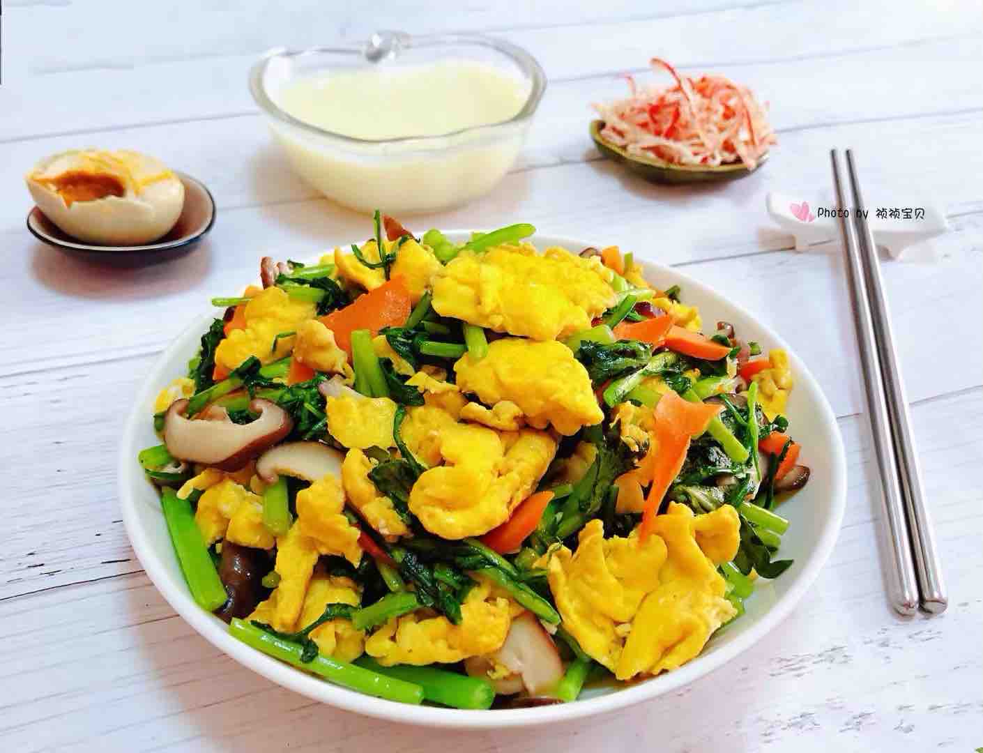 茼蒿炒雞蛋香菇胡蘿卜的做法-家常味炒菜譜