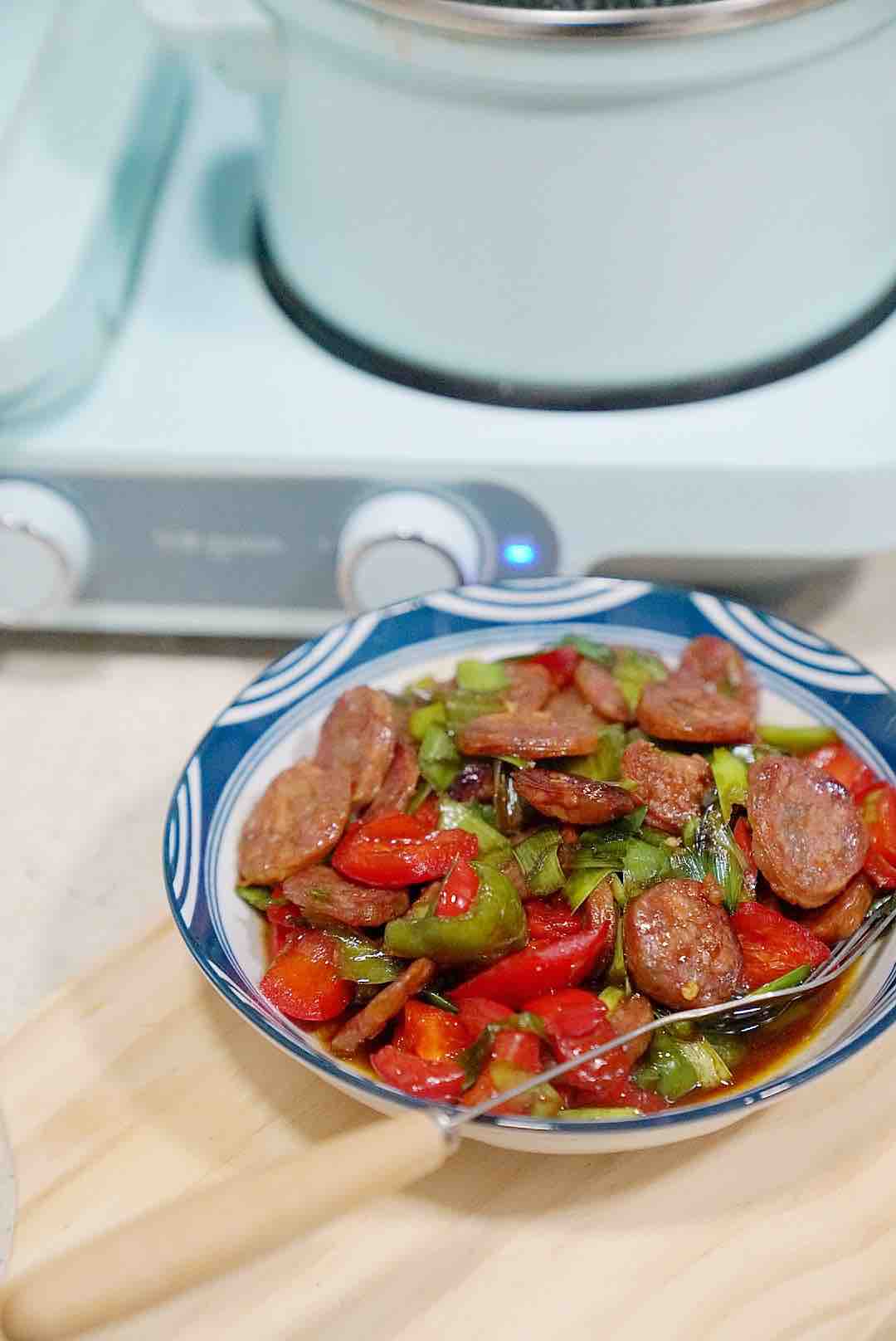 菜椒炒臘腸的做法-家常味炒菜譜-易網(wǎng)健康養(yǎng)生網(wǎng) 菜椒炒臘腸的做法-家常味炒菜譜