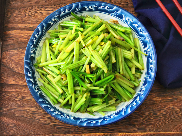 清炒芹菜的做法-家常味炒菜譜