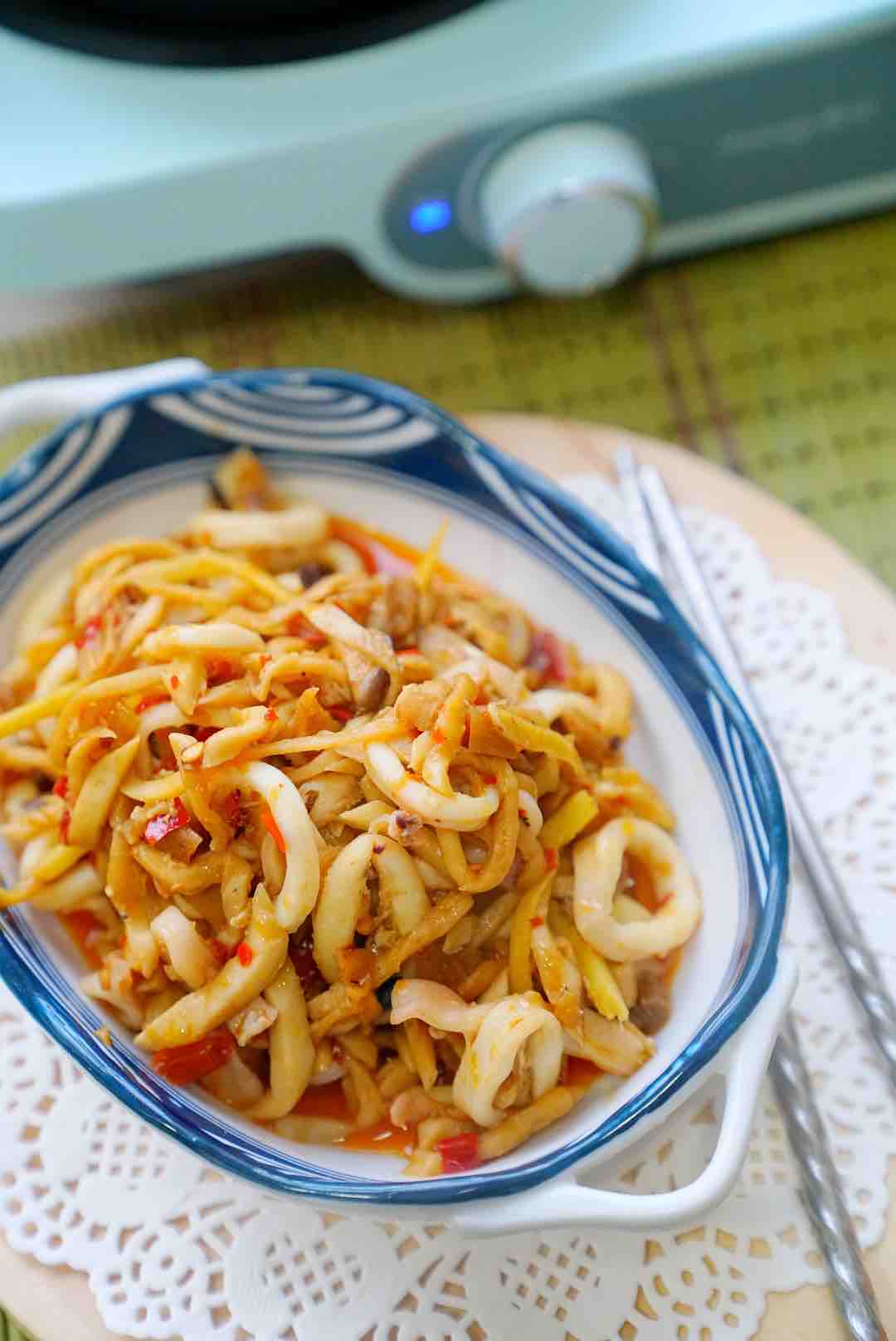 菇絲魷魚圈的做法-香辣味炒菜譜-易網健康養生網 菇絲魷魚圈的做法-香辣味炒菜譜