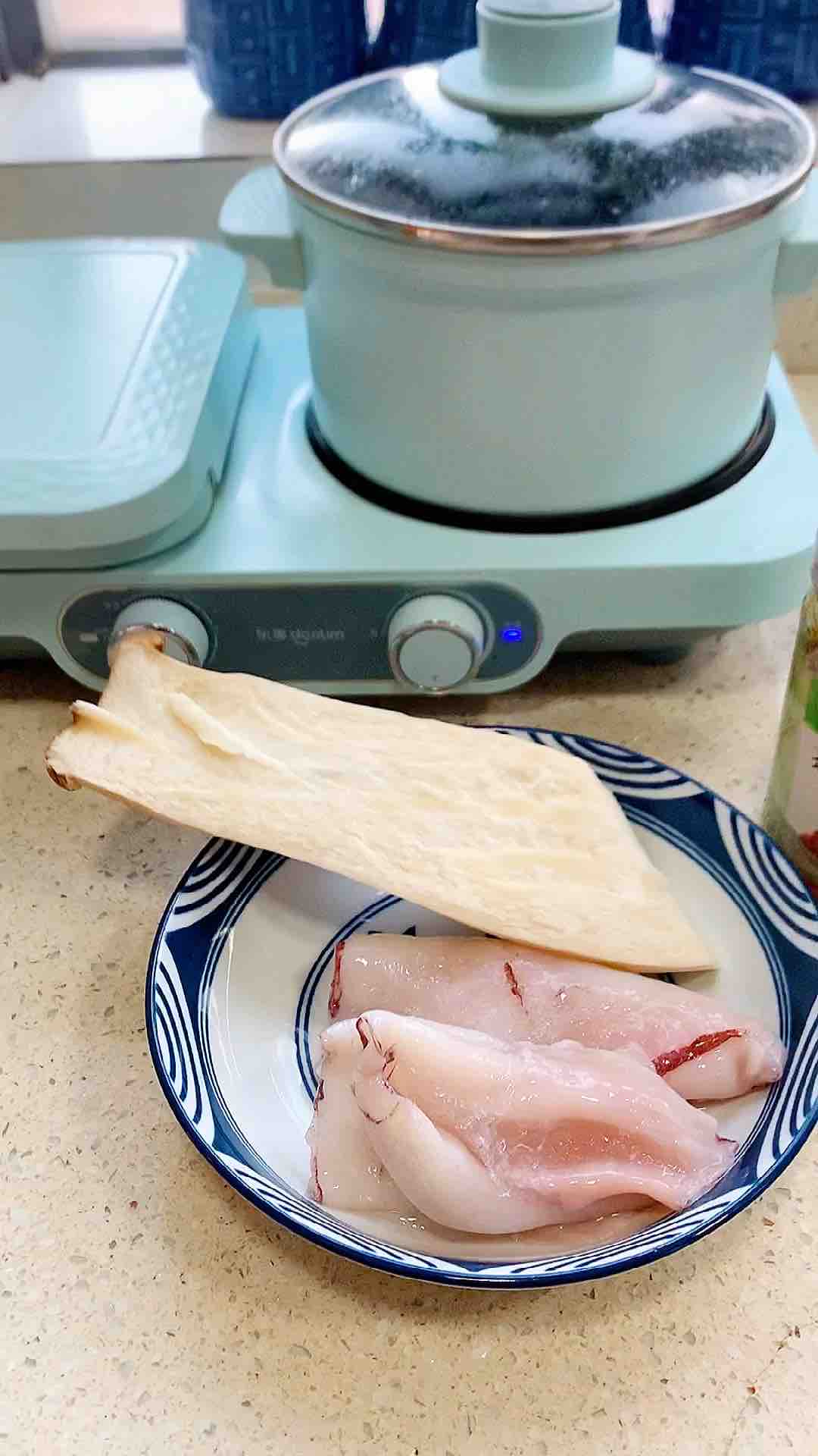 菇絲魷魚圈的做法-香辣味炒菜譜