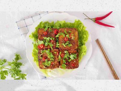 2元錢(qián)的豆腐那么做，比肉還下飯的做法-醬香氣烤菜譜