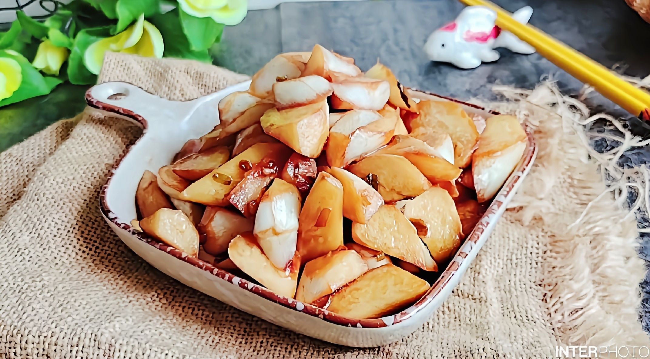 秋冬補(bǔ)虛健體…油燜茭白的做法-咸鮮味燜菜譜-易網(wǎng)健康養(yǎng)生網(wǎng) 秋冬補(bǔ)虛健體…油燜茭白的做法-咸鮮味燜菜譜