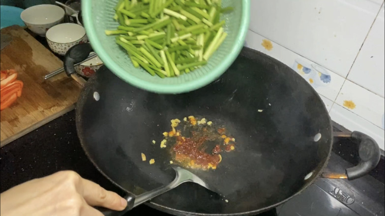 蒜苔炒肉的做法-醬香味炒菜譜