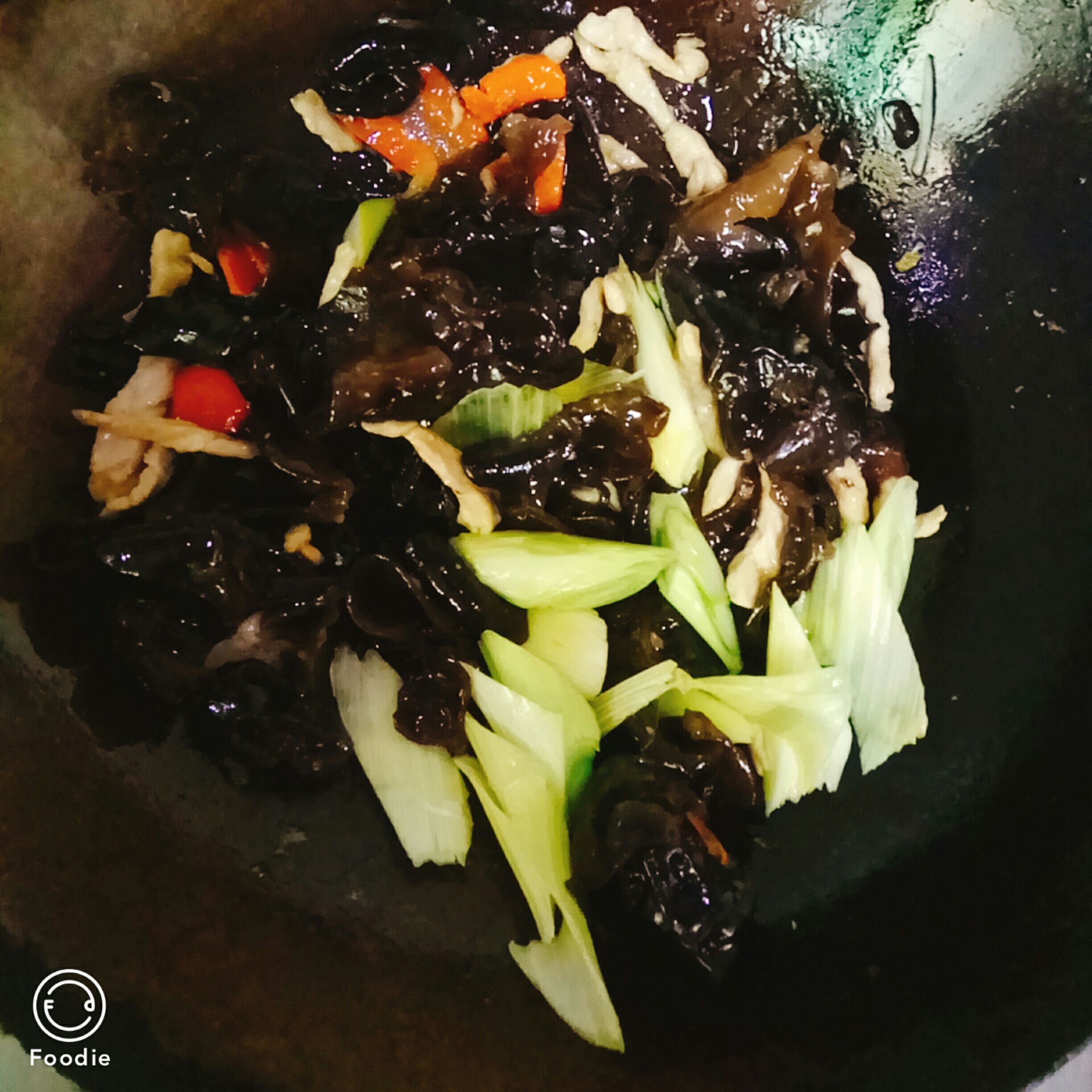 木耳炒肉的做法-家常味炒菜譜