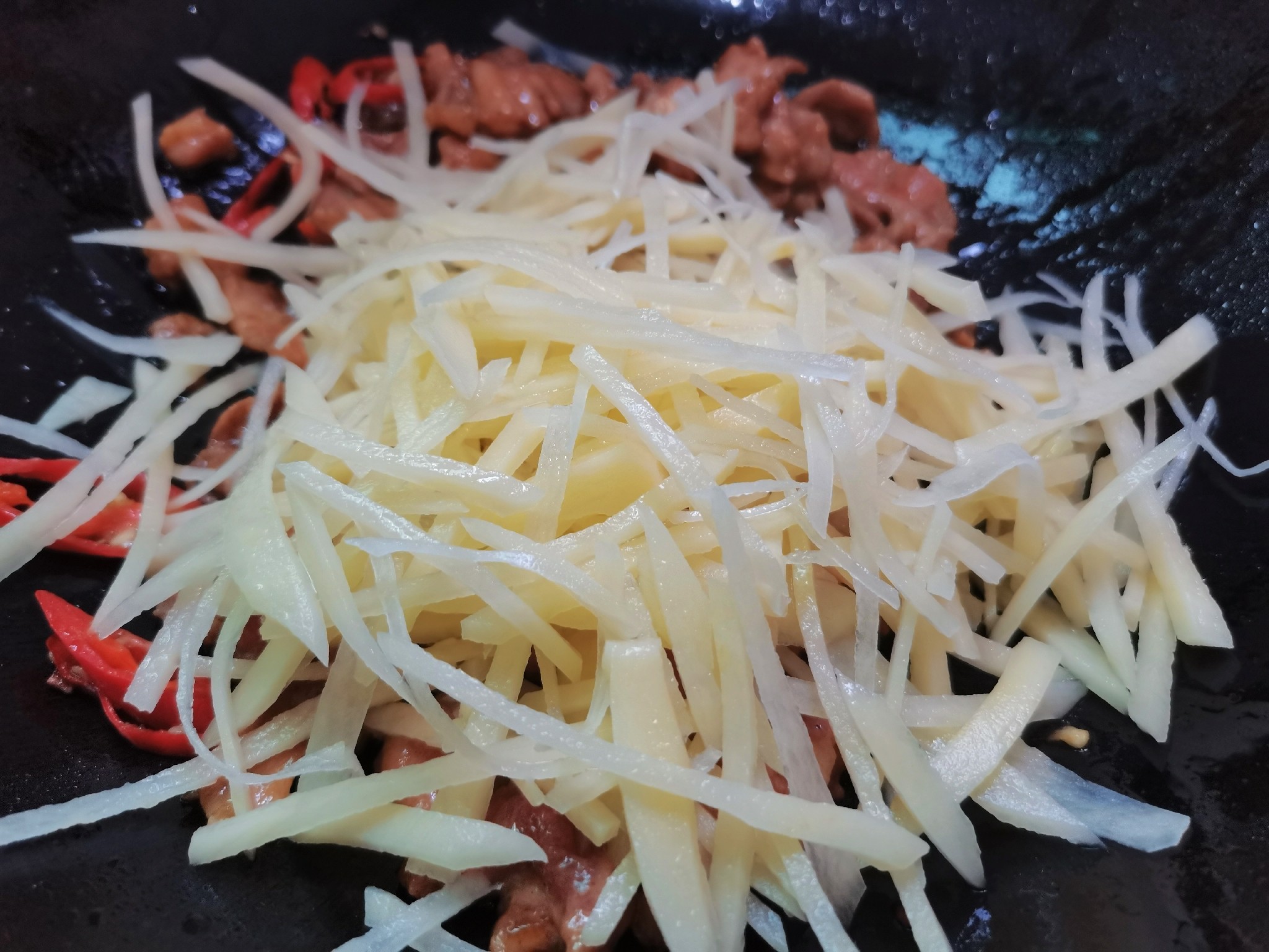 土豆炒肉的做法-家常味炒菜譜
