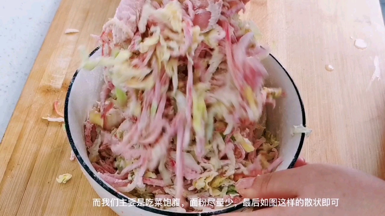 紅蘿卜和娃娃菜，加點面粉抓一抓，可以當主食的“家常麥飯”的做法-家常味蒸菜譜
