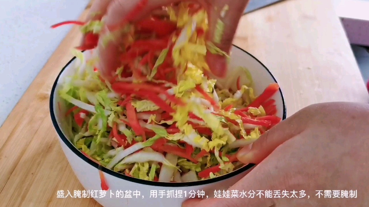 紅蘿卜和娃娃菜，加點面粉抓一抓，可以當主食的“家常麥飯”的做法-家常味蒸菜譜