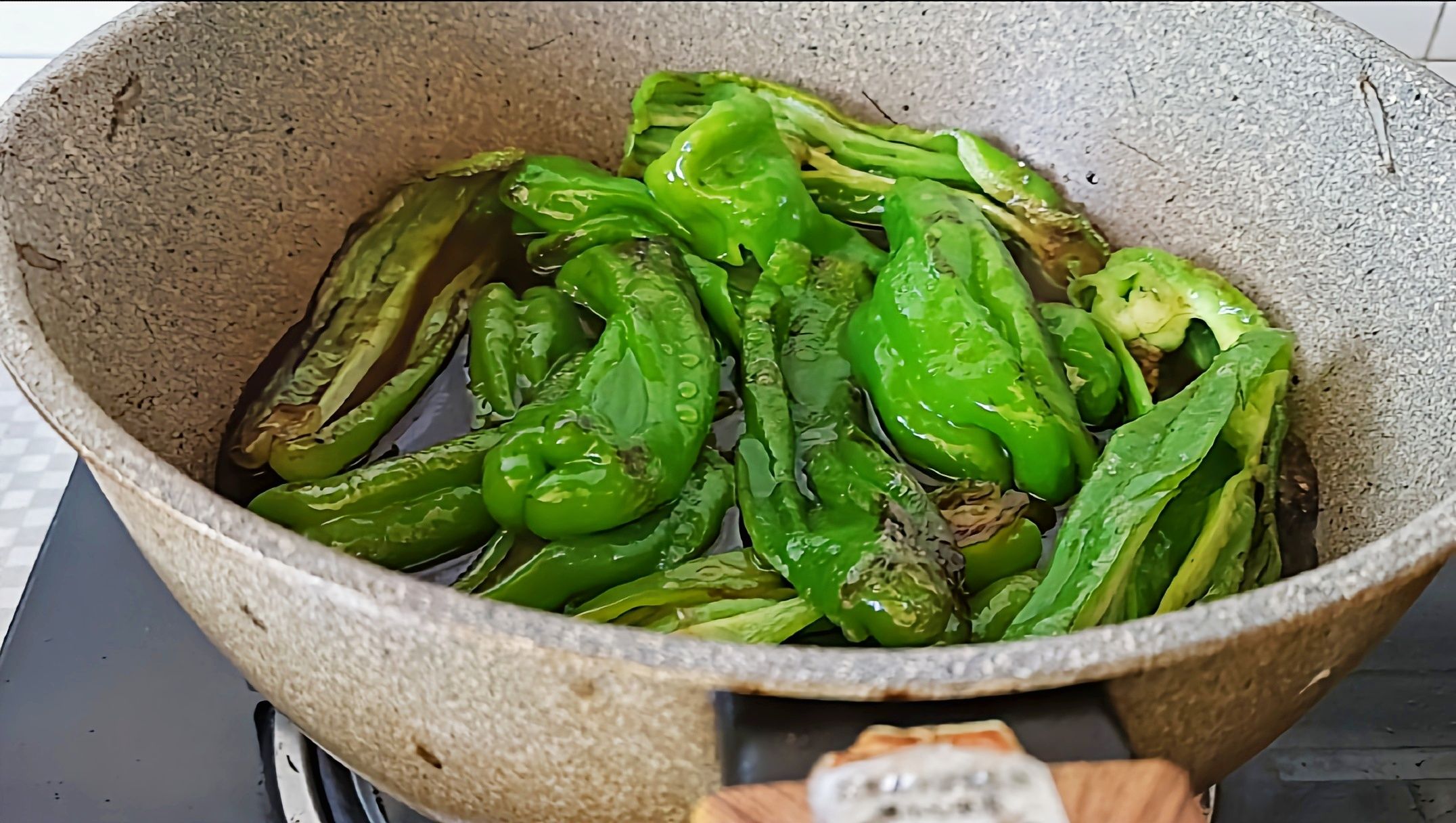 媽媽味道下飯神器…糖醋青椒的做法-酸甜味燒菜譜